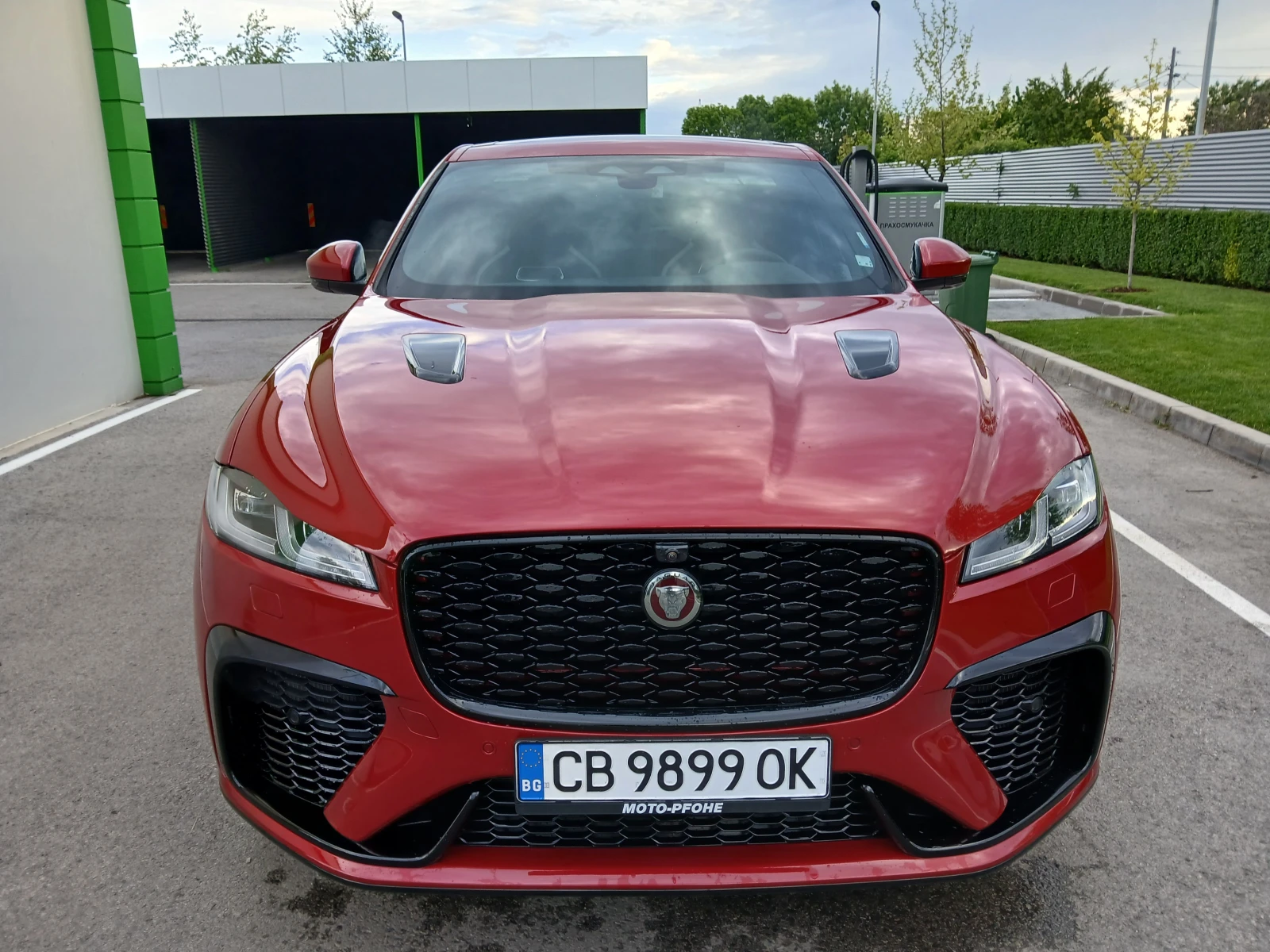 Jaguar F-PACE SVR