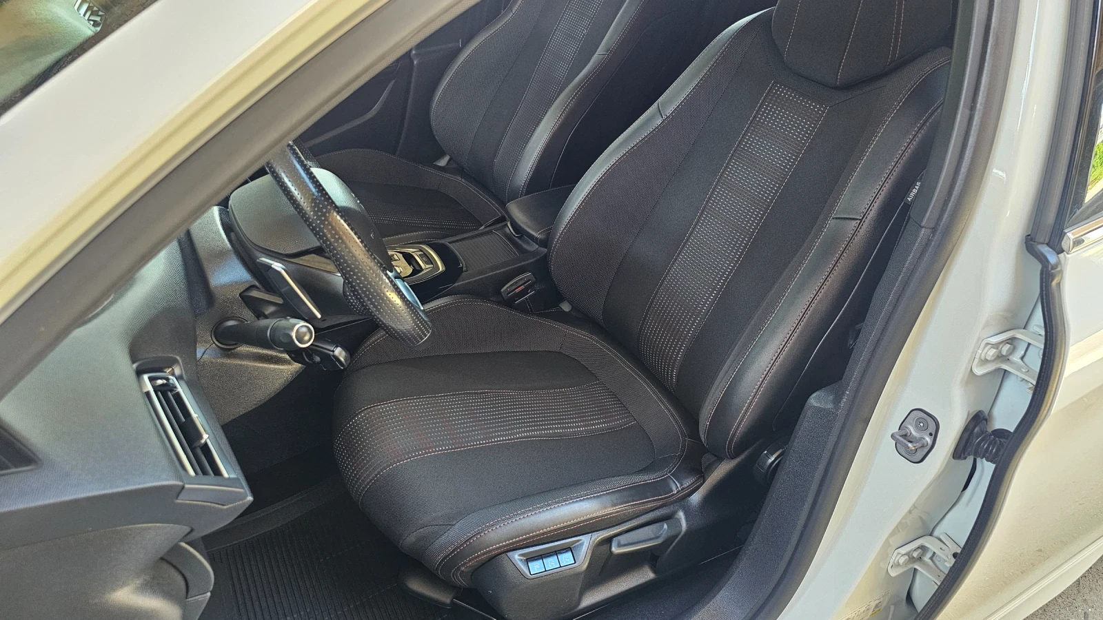 Peugeot 308 GT line* Full led* Keyless* Distronic* Masaje* , снимка 6 - Автомобили и джипове - 54897251