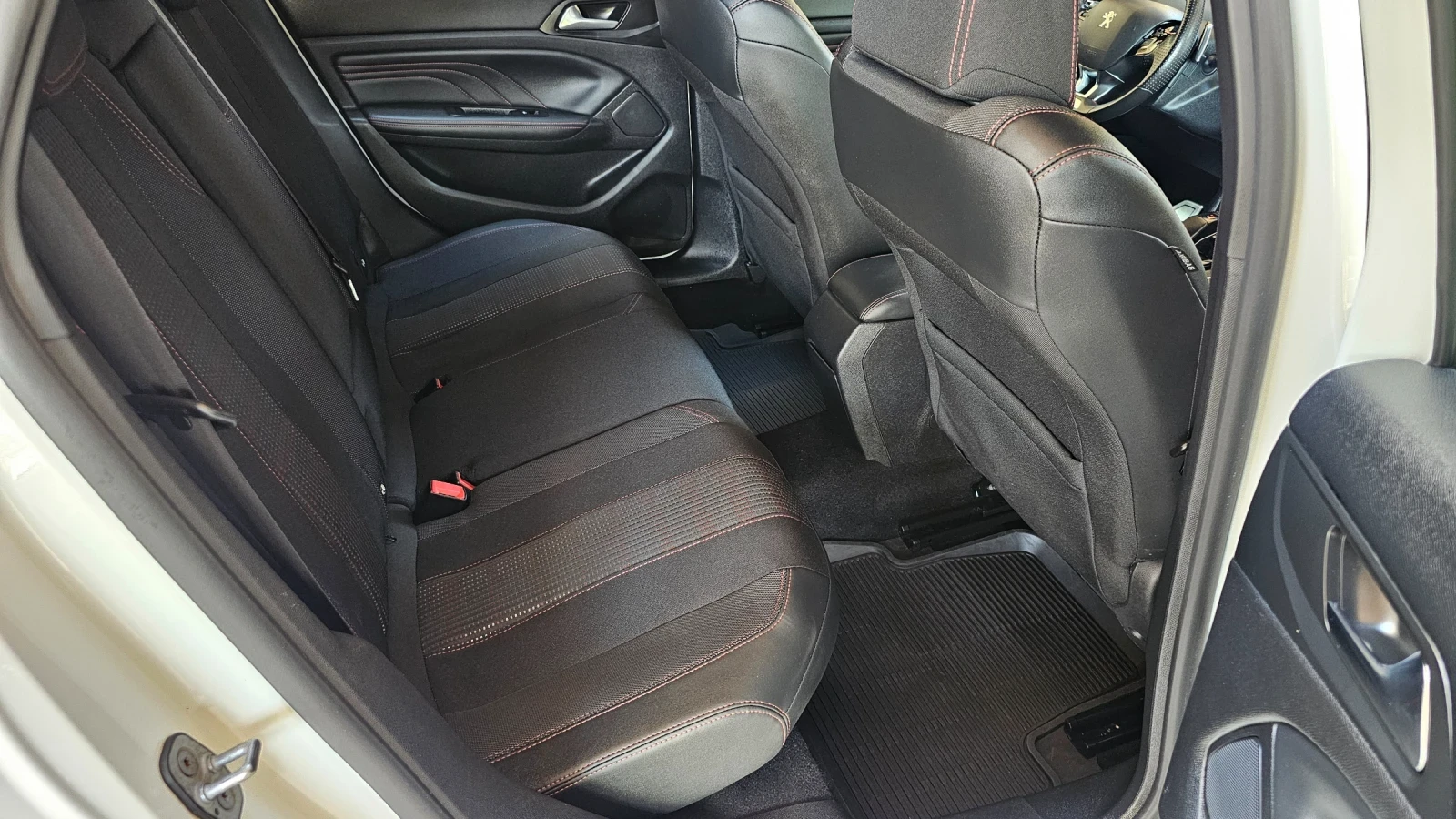 Peugeot 308 GT line* Full led* Keyless* Distronic* Masaje* , снимка 11 - Автомобили и джипове - 54897251