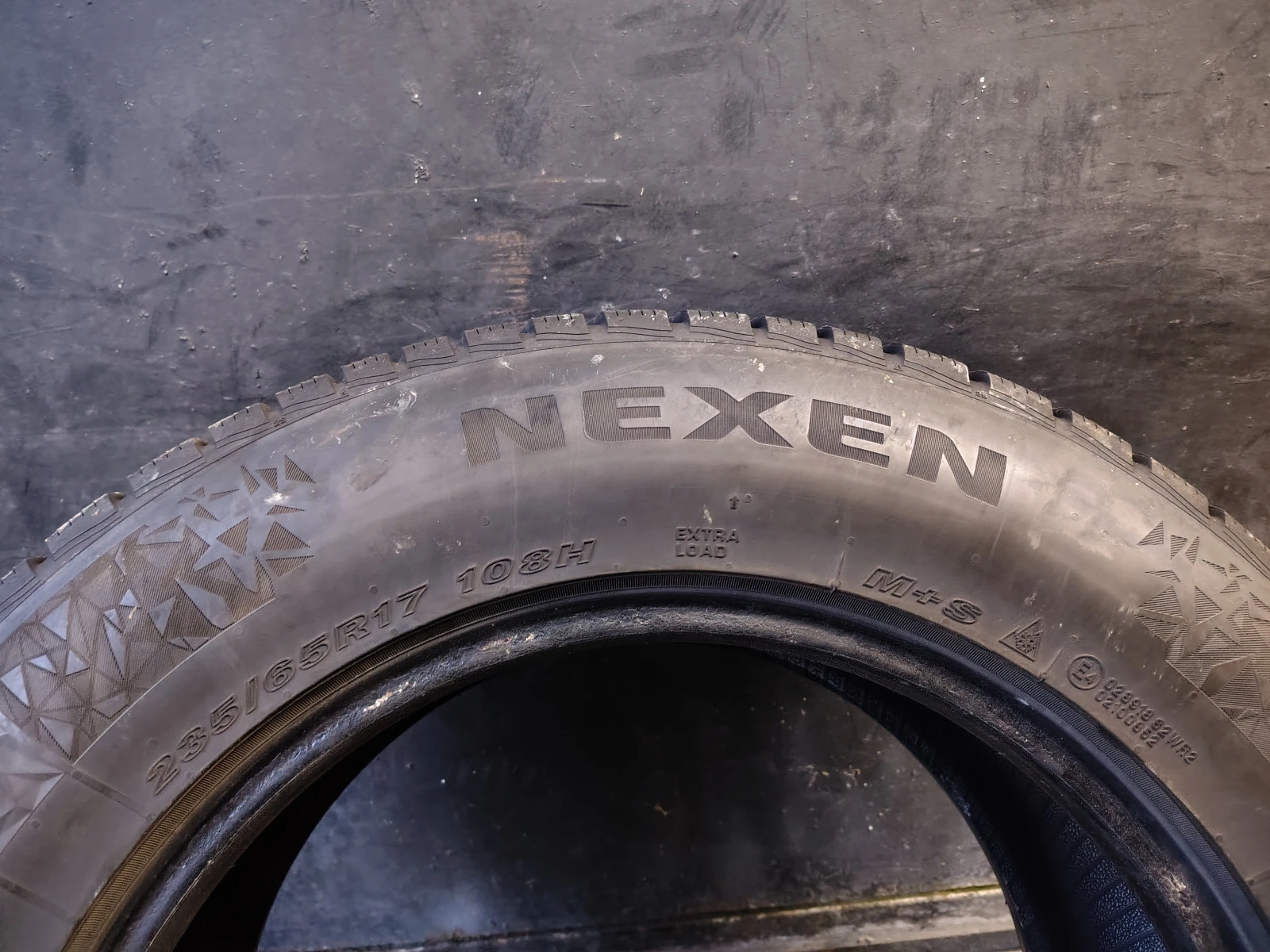 Гуми Зимни 235/65R17, снимка 2 - Гуми и джанти - 54088395