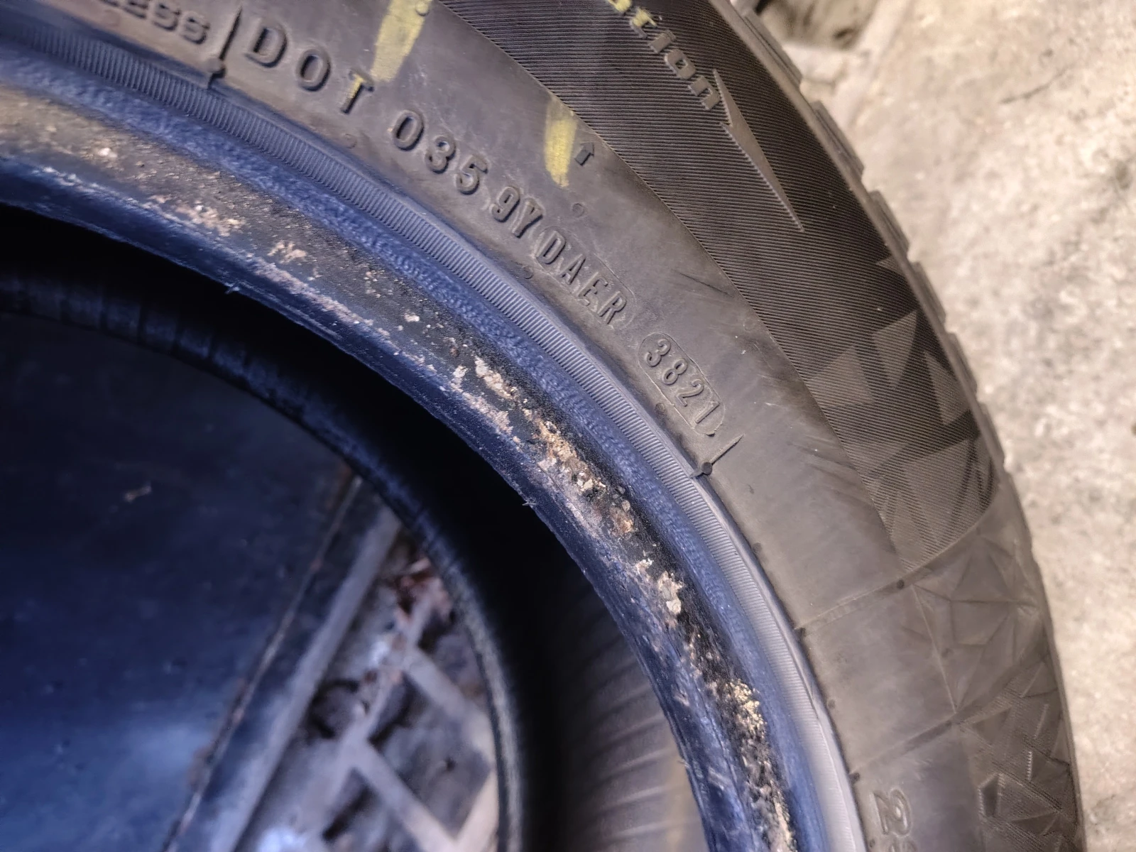 Гуми Зимни 235/65R17, снимка 3 - Гуми и джанти - 54088395