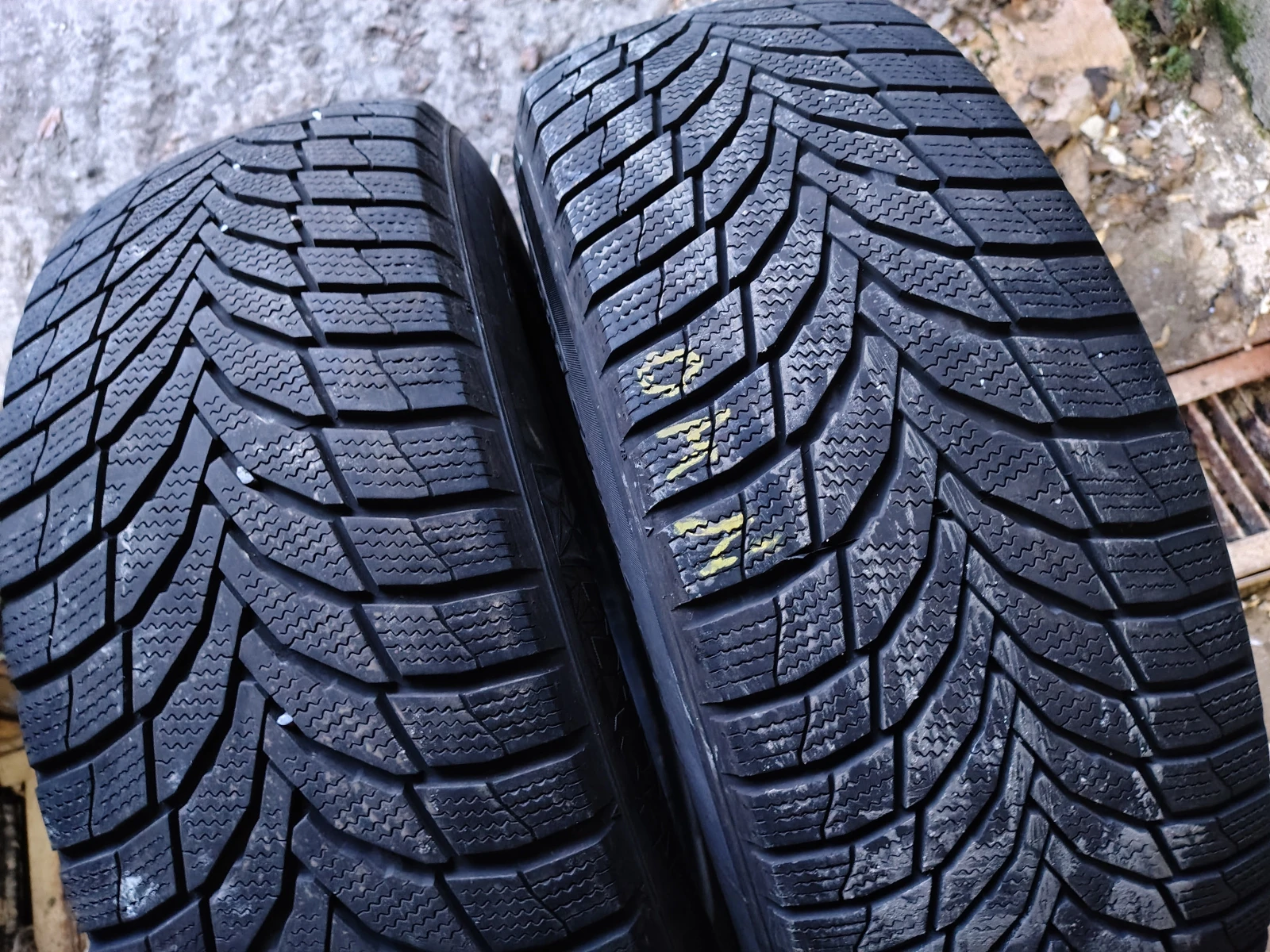 Гуми Зимни 235/65R17