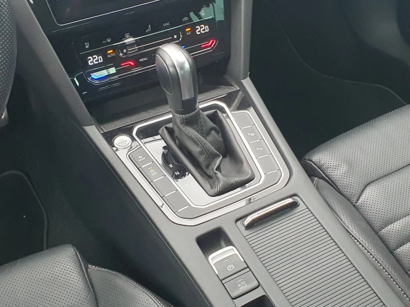 VW Passat 2.0TDI SCR 4MOT DSG, снимка 15 - Автомобили и джипове - 52690135