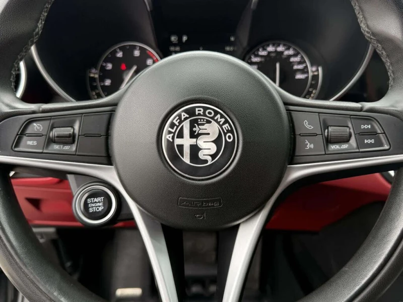 Alfa Romeo Giulia * АВТО КРЕДИТ* ЦЕНА ДО БГ * СЕРВИЗНА ИСТОРИЯ * , снимка 12 - Автомобили и джипове - 52594612