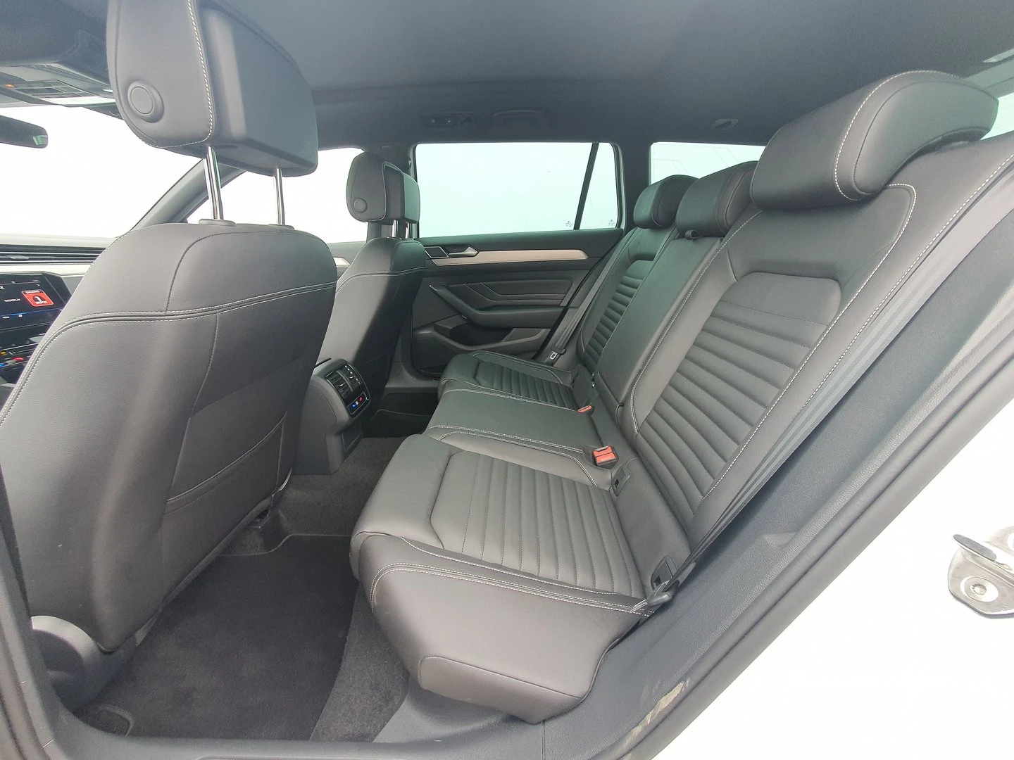 VW Passat 2.0TDI SCR 4MOT DSG - изображение 5