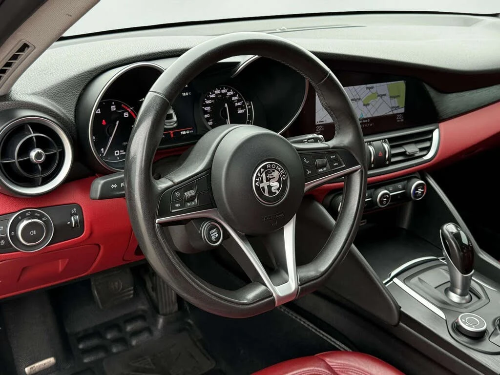 Alfa Romeo Giulia * АВТО КРЕДИТ* ЦЕНА ДО БГ * СЕРВИЗНА ИСТОРИЯ *  - изображение 9