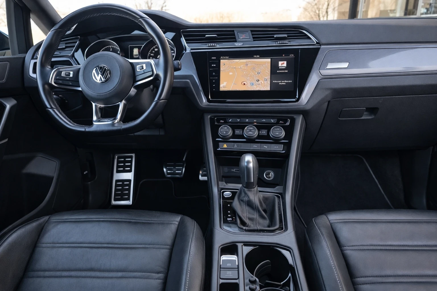 VW Touran 2.0TDI* R line* Highline* DSG* ШВЕЙЦАРИЯ, снимка 9 - Автомобили и джипове - 53784858