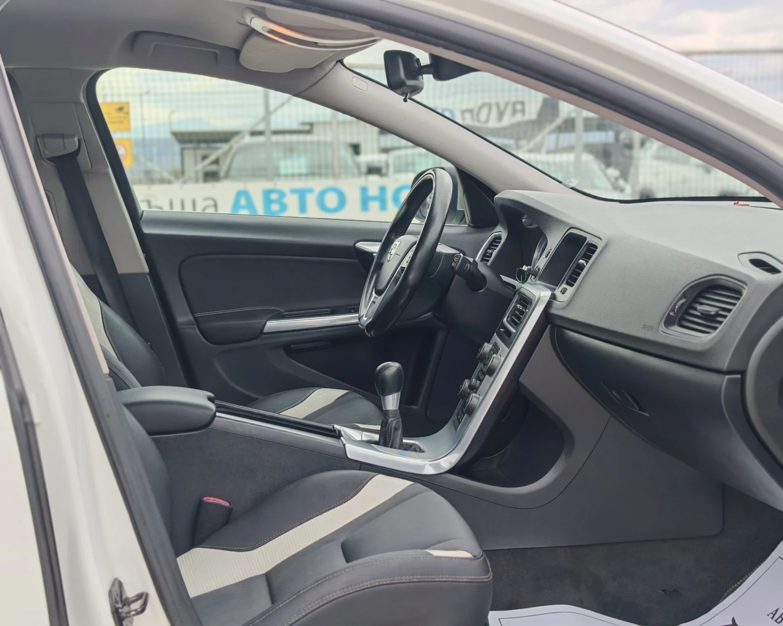 Volvo V60 2.0 ДИЗЕЛ 163 К.С. R DESIGN! УНИКАТ , снимка 10 - Автомобили и джипове - 53917692