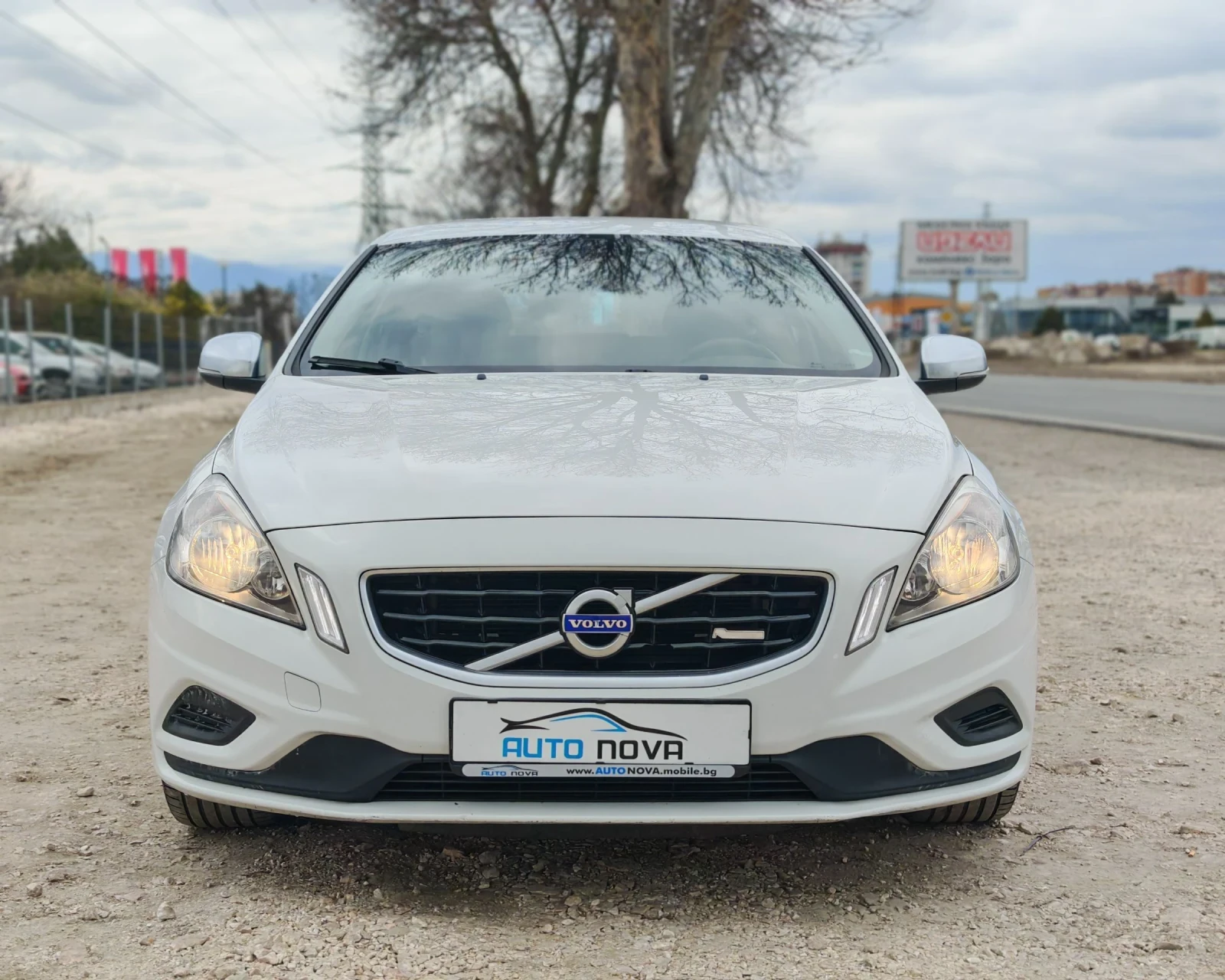Volvo V60 2.0 ДИЗЕЛ 163 К.С. R DESIGN! УНИКАТ , снимка 2 - Автомобили и джипове - 53917692