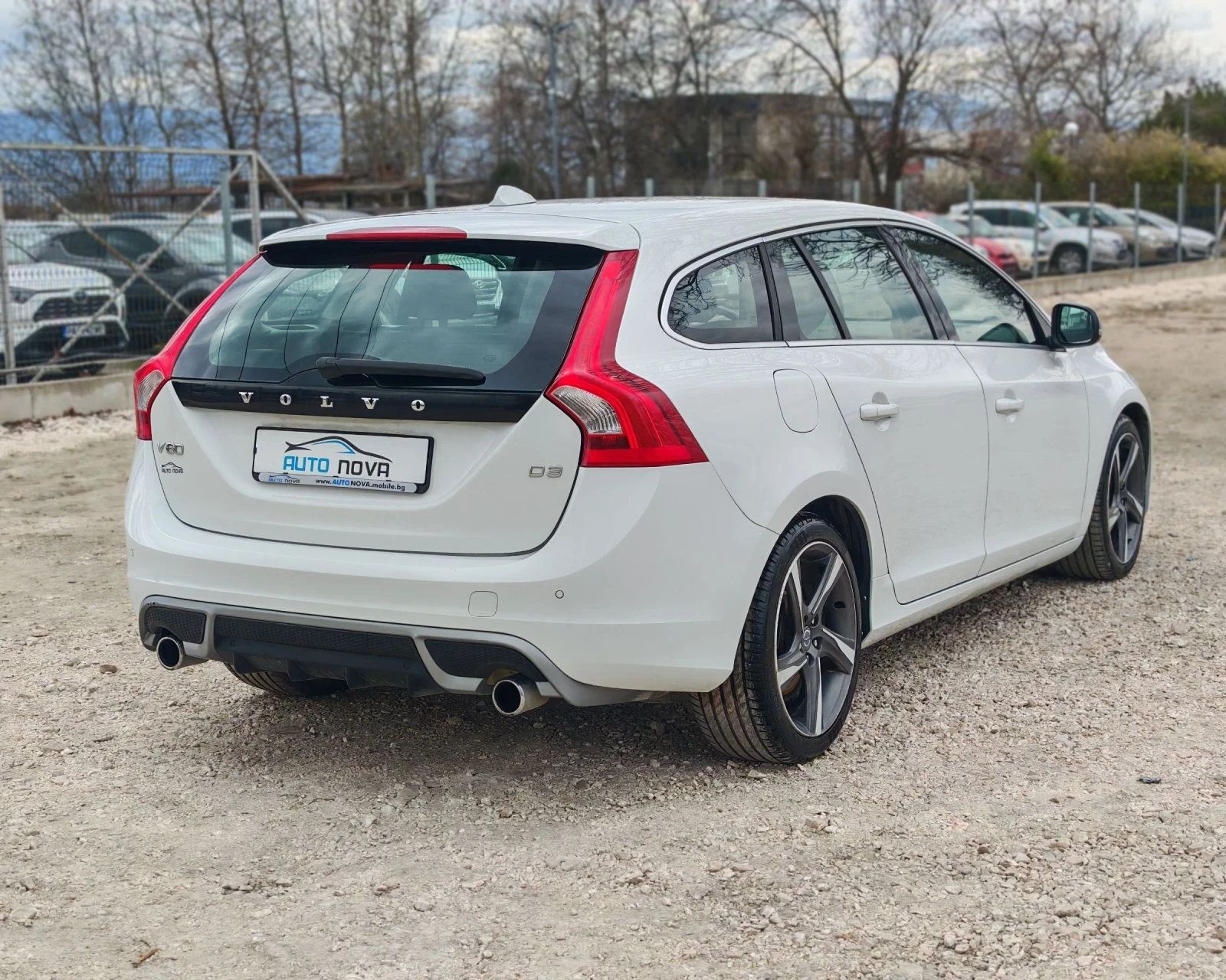 Volvo V60 2.0 ДИЗЕЛ 163 К.С. R DESIGN! УНИКАТ , снимка 5 - Автомобили и джипове - 53917692