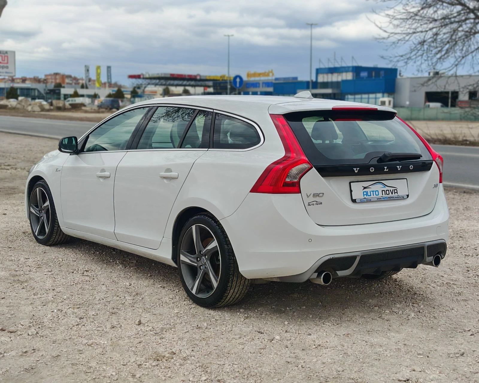 Volvo V60 2.0 ДИЗЕЛ 163 К.С. R DESIGN! УНИКАТ , снимка 7 - Автомобили и джипове - 53917692
