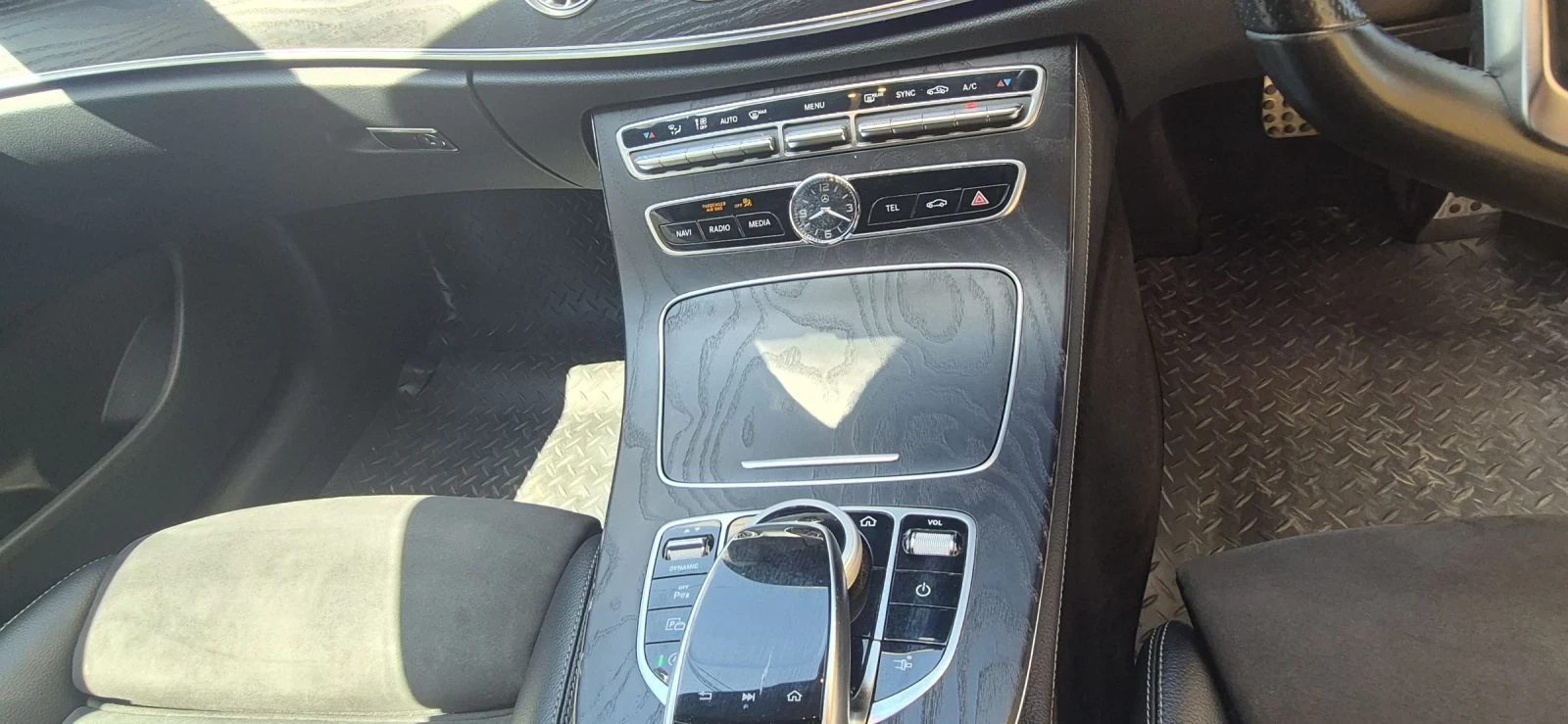 Mercedes-Benz E 220 AMG Line Auto, снимка 10 - Автомобили и джипове - 55199206