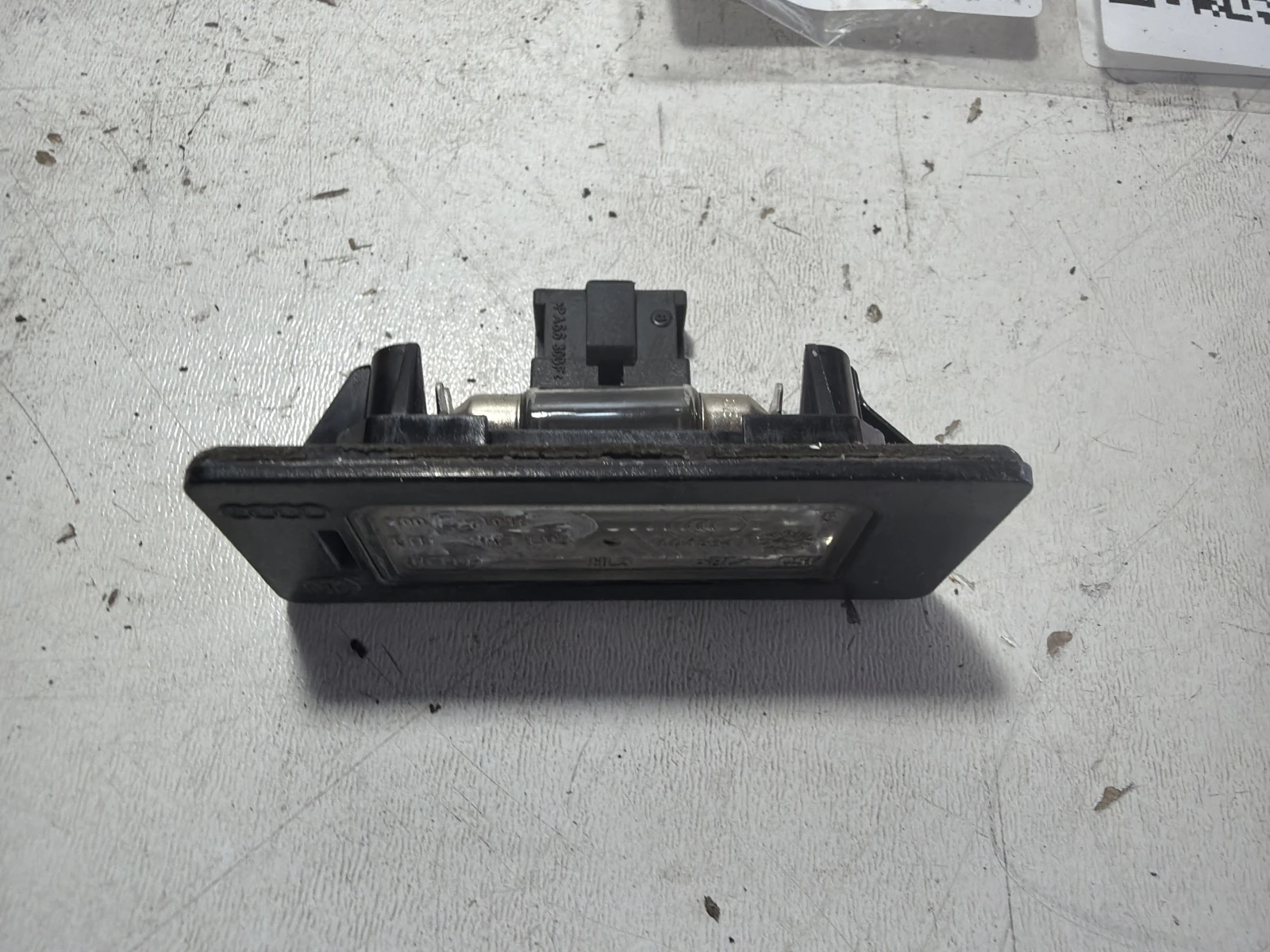 плафон регистрационен номер 8T0943021 Audi A4