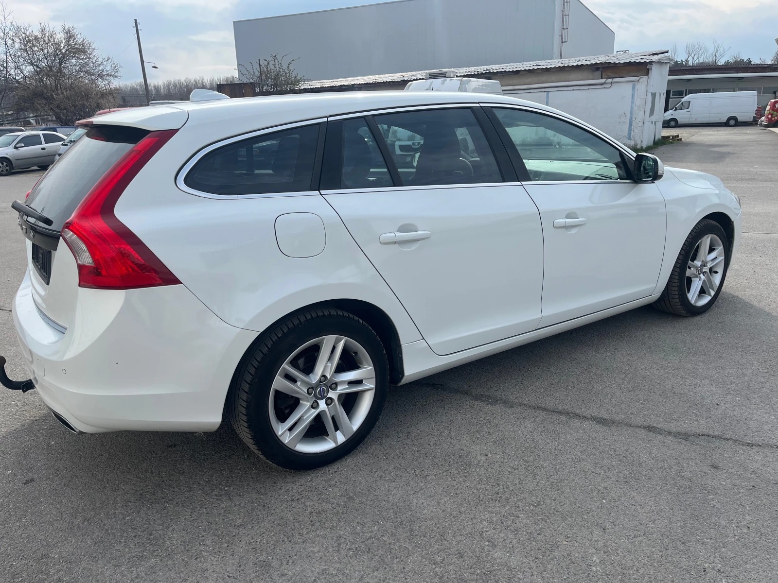 Volvo V60 D6 Plug-in Hybrid 4x4 Navi Distronic, снимка 6 - Автомобили и джипове - 53997212