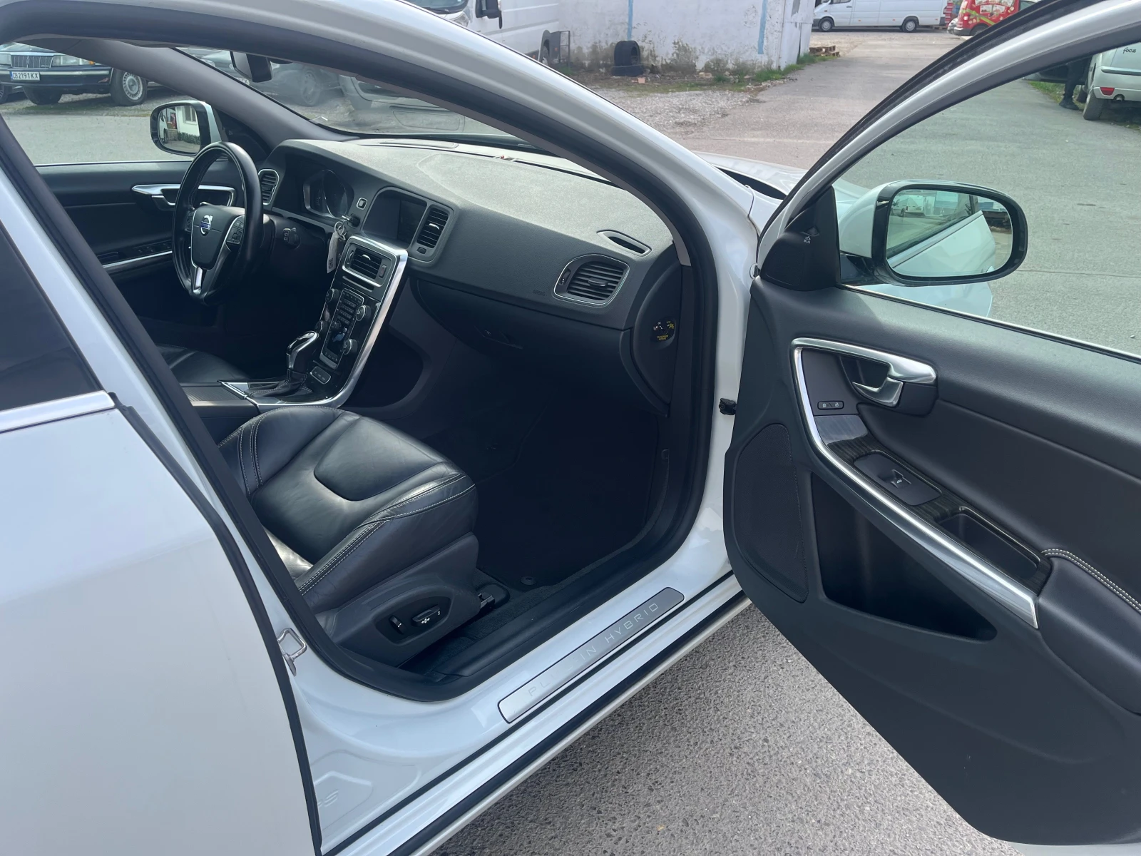 Volvo V60 D6 Plug-in Hybrid 4x4 Navi Distronic, снимка 9 - Автомобили и джипове - 53997212