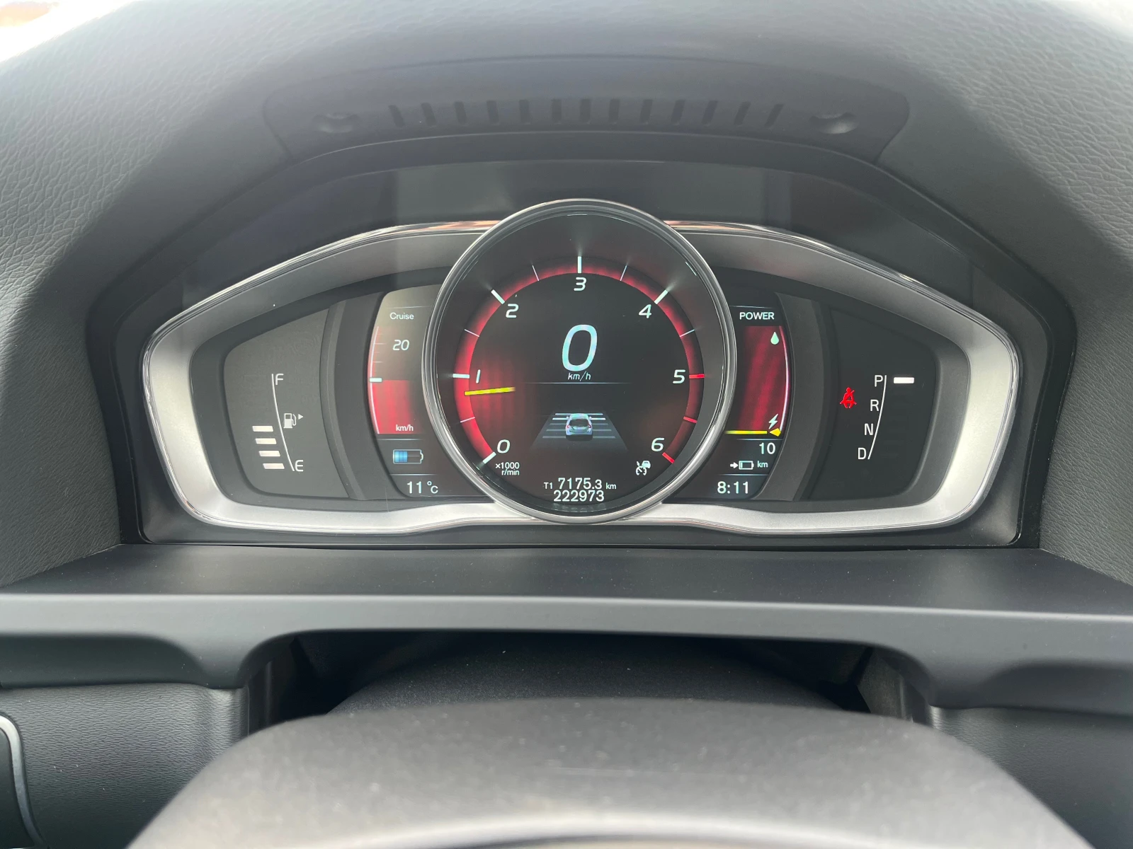 Volvo V60 D6 Plug-in Hybrid 4x4 Navi Distronic, снимка 11 - Автомобили и джипове - 53997212