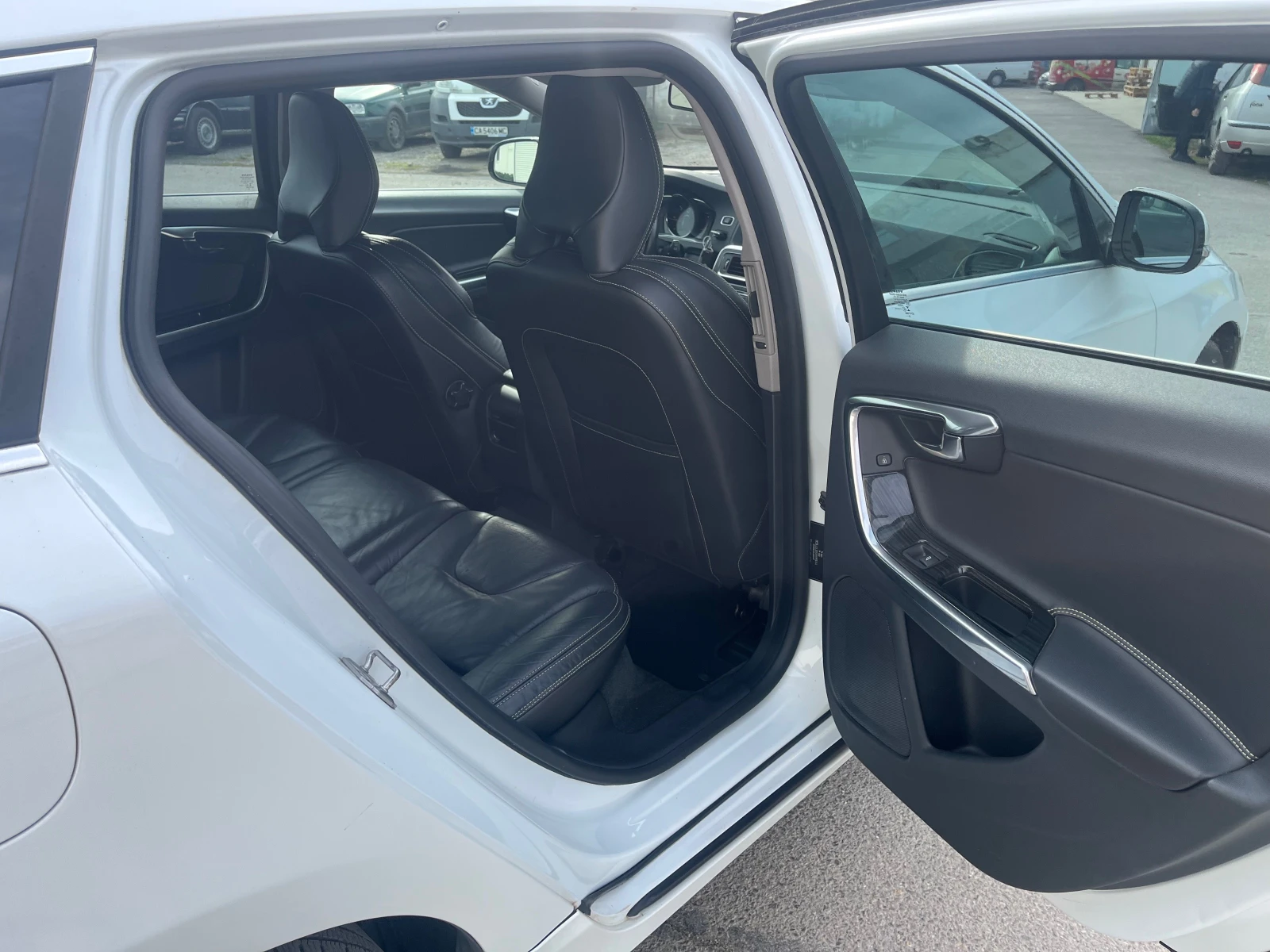 Volvo V60 D6 Plug-in Hybrid 4x4 Navi Distronic, снимка 10 - Автомобили и джипове - 53997212