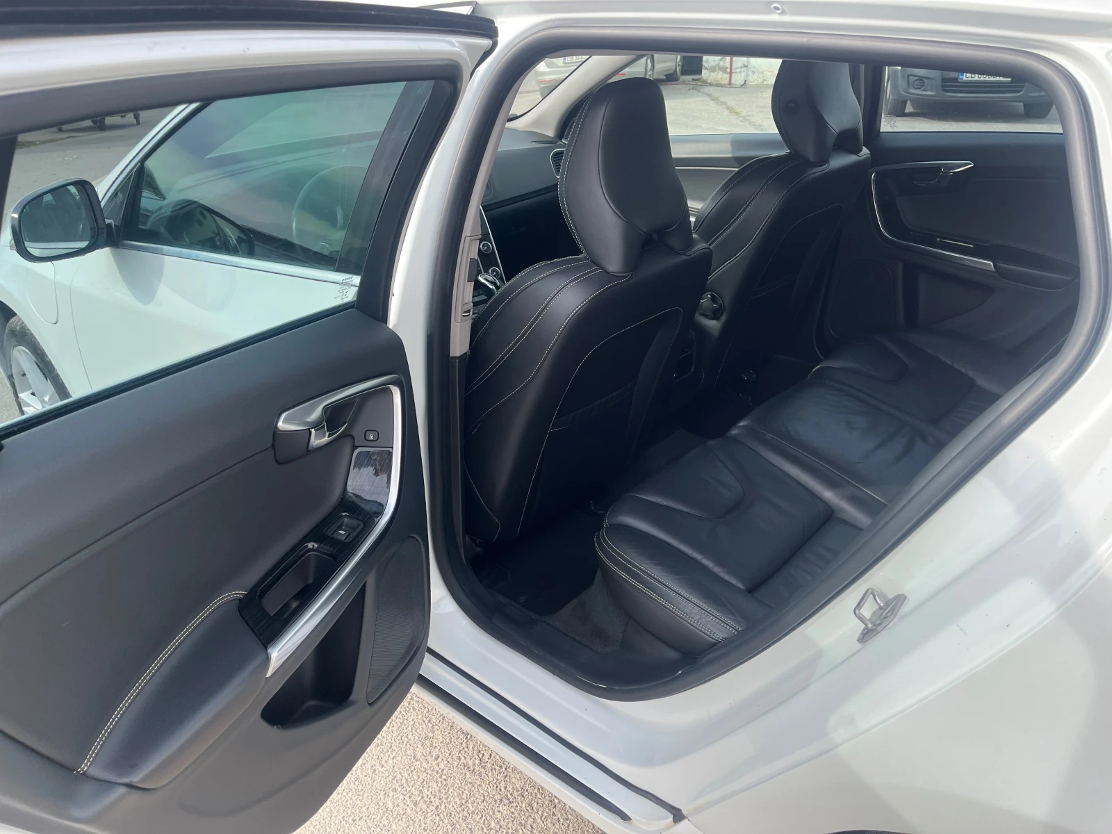 Volvo V60 D6 Plug-in Hybrid 4x4 Navi Distronic, снимка 8 - Автомобили и джипове - 53997212