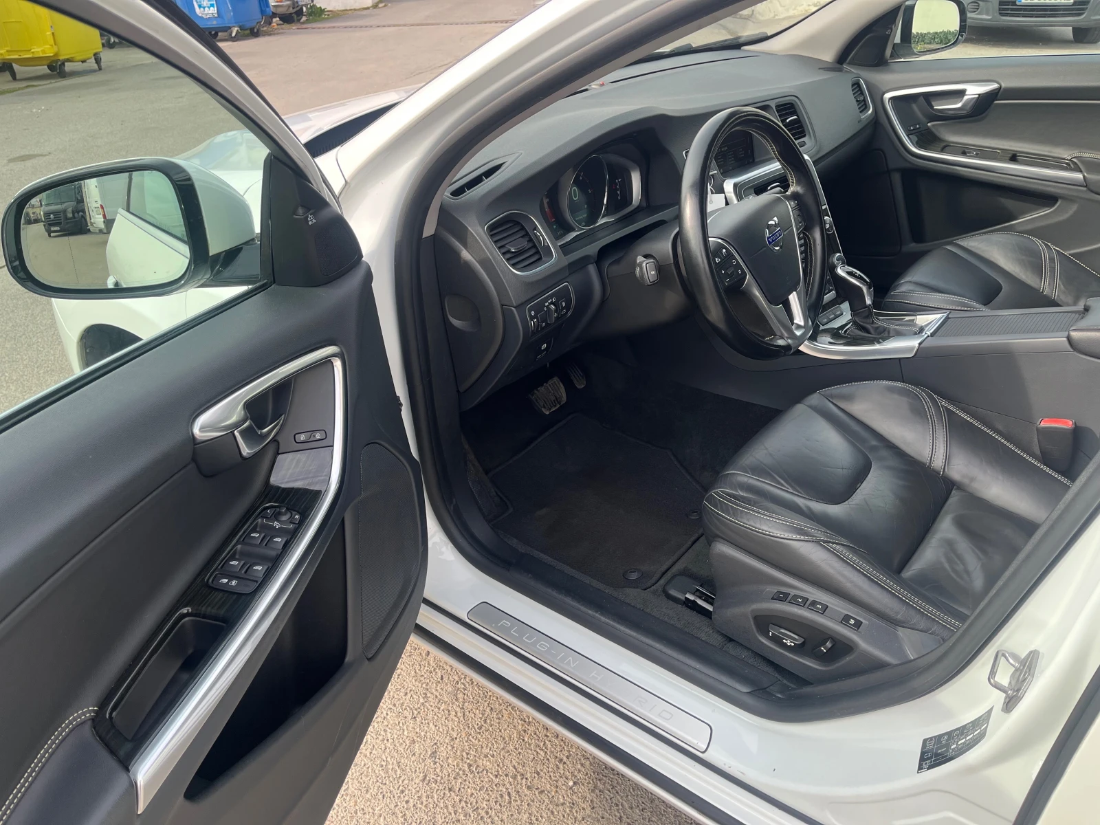 Volvo V60 D6 Plug-in Hybrid 4x4 Navi Distronic, снимка 7 - Автомобили и джипове - 53997212