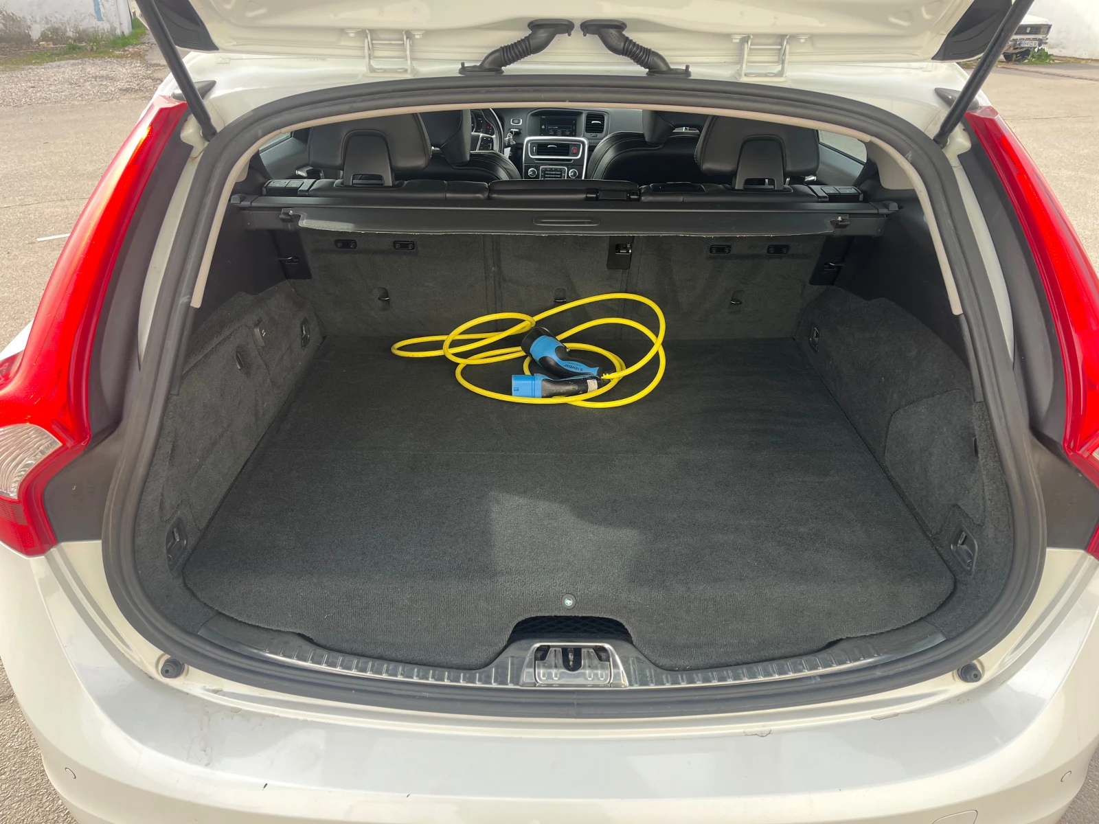 Volvo V60 D6 Plug-in Hybrid 4x4 Navi Distronic, снимка 15 - Автомобили и джипове - 53997212