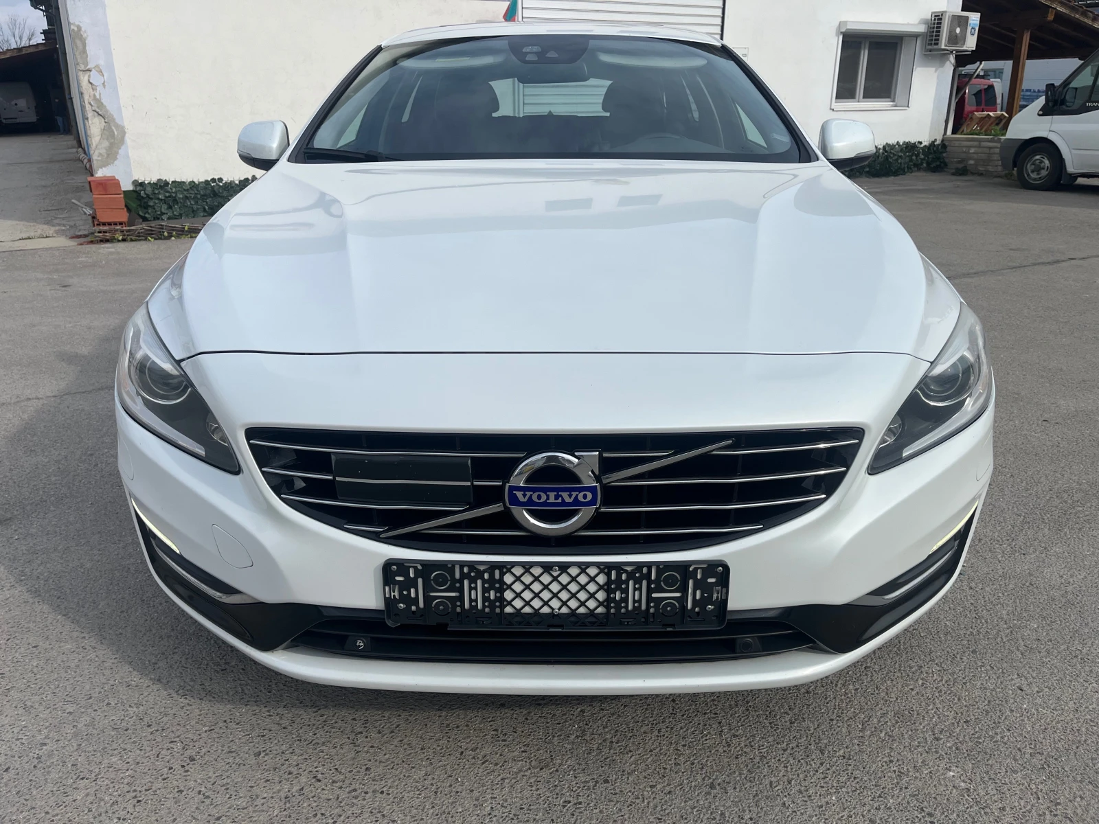 Volvo V60 D6 Plug-in Hybrid 4x4 Navi Distronic, снимка 2 - Автомобили и джипове - 53997212