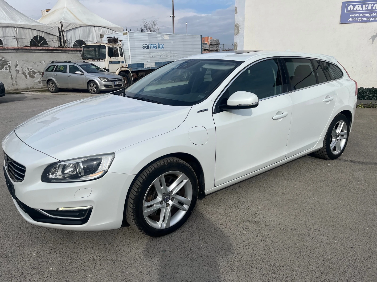 Volvo V60 D6 Plug-in Hybrid 4x4 Navi Distronic | Auto.bg — изображение 1