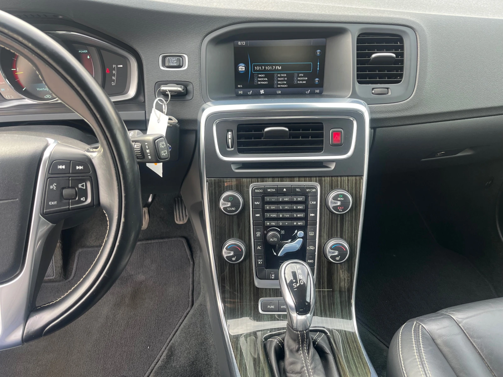 Volvo V60 D6 Plug-in Hybrid 4x4 Navi Distronic, снимка 13 - Автомобили и джипове - 53997212