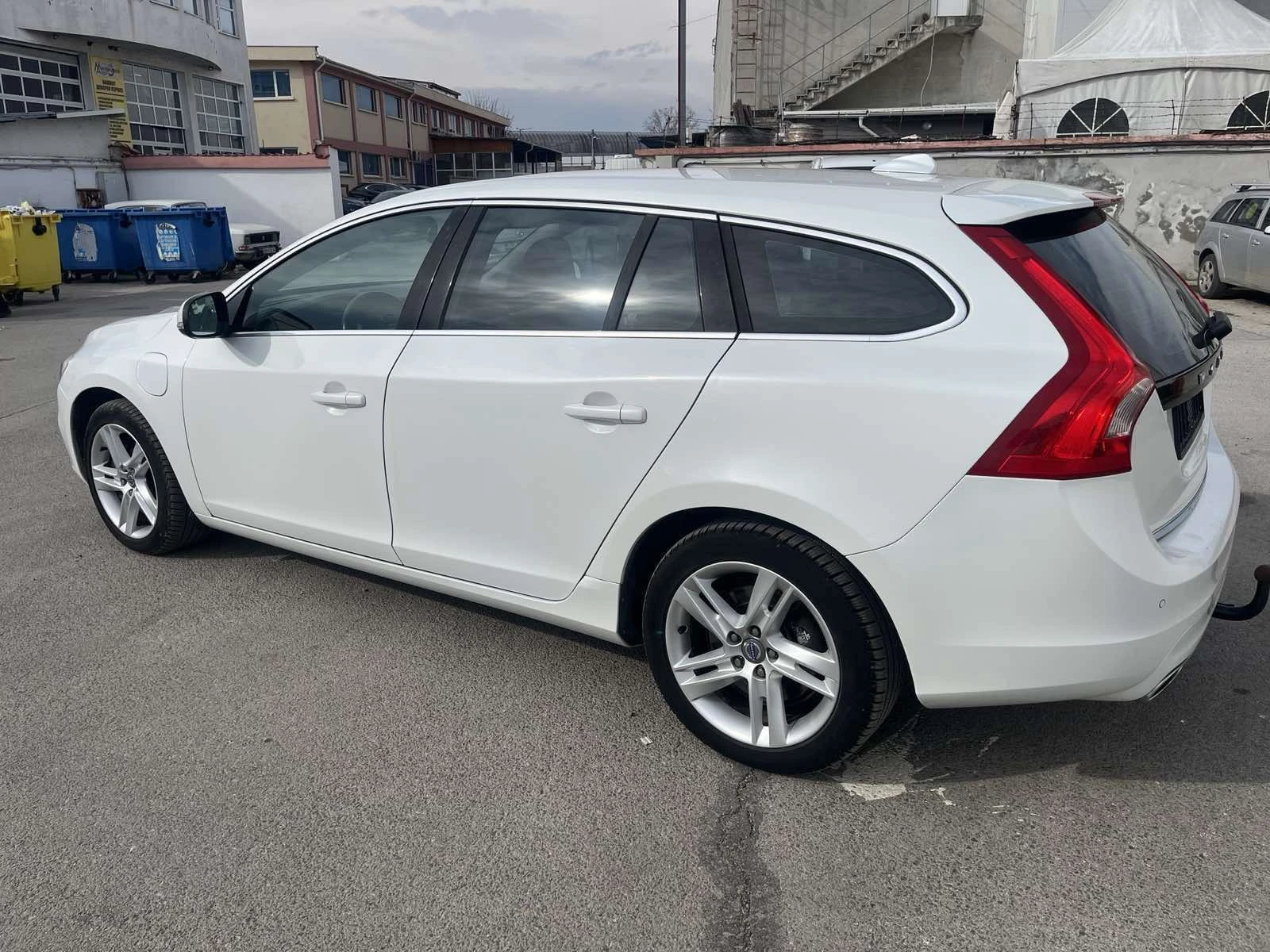 Volvo V60 D6 Plug-in Hybrid 4x4 Navi Distronic, снимка 4 - Автомобили и джипове - 53997212