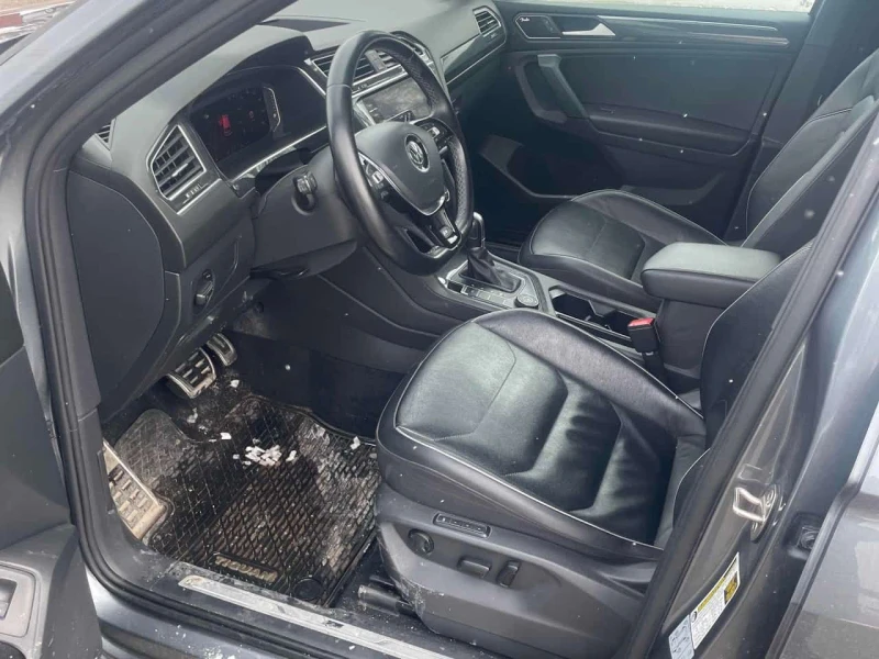VW Tiguan * Highline * CARFAX * ДИГИТАЛНО ТАБЛО* ПОДГРЕВ* , снимка 5 - Автомобили и джипове - 53599710