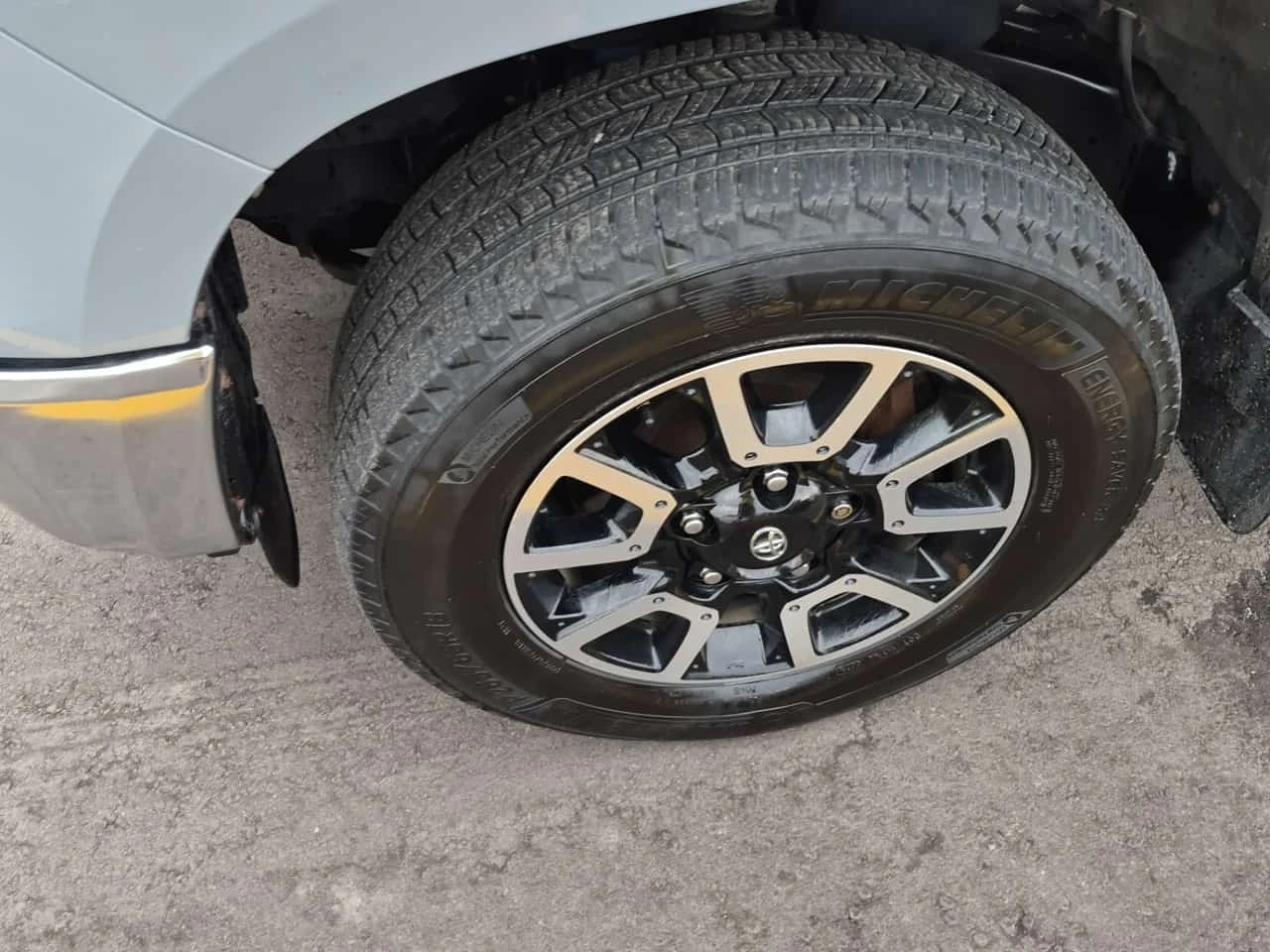 Toyota Tundra 5.7 V8 * CREWMAX SR5 * AWD * CARFAX *  | Mobile.bg � ����������� 4