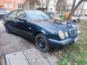 Mercedes-Benz E 200 Лек автомобил , снимка 4