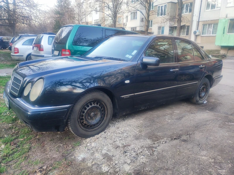 Mercedes-Benz E 200 Лек автомобил , снимка 5 - Автомобили и джипове - 49580265