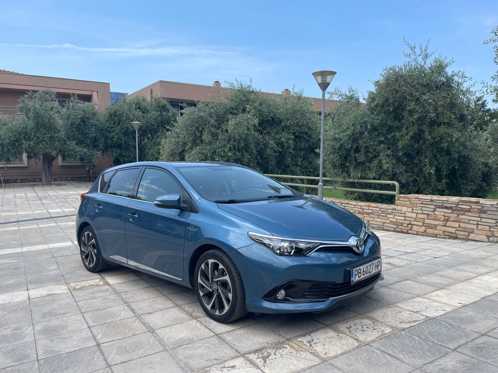 Toyota Auris 1.8, hybrid - изображение 2