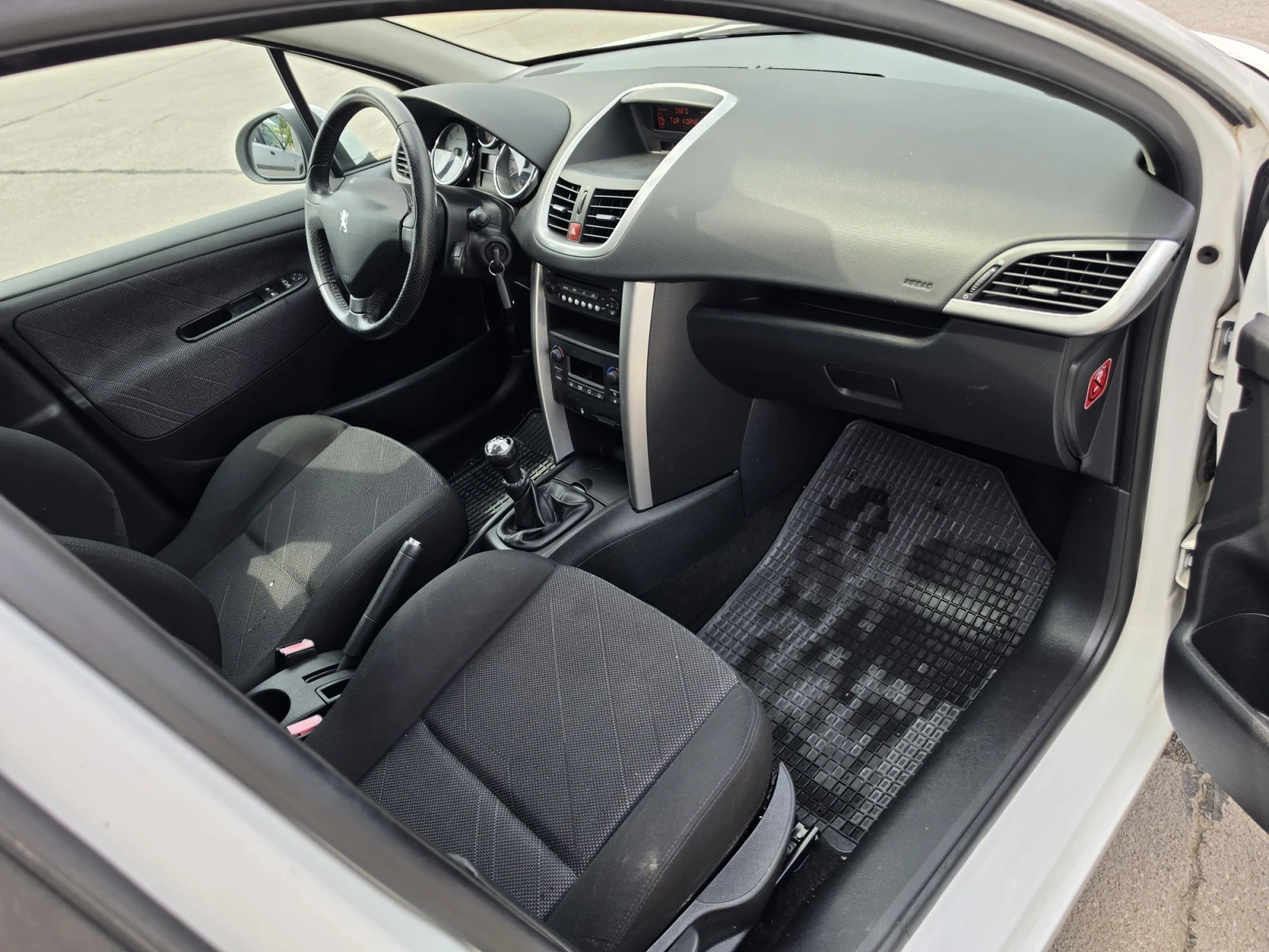 Peugeot 208 1.4/16/75kc, снимка 11 - Автомобили и джипове - 55653031