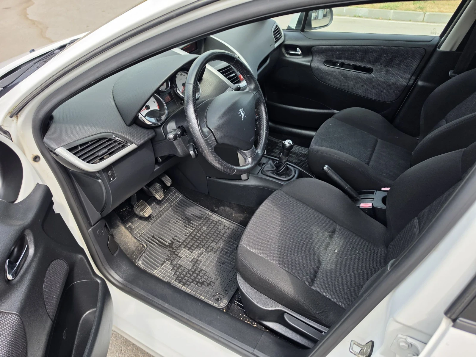 Peugeot 208 1.4/16/75kc, снимка 9 - Автомобили и джипове - 55653031