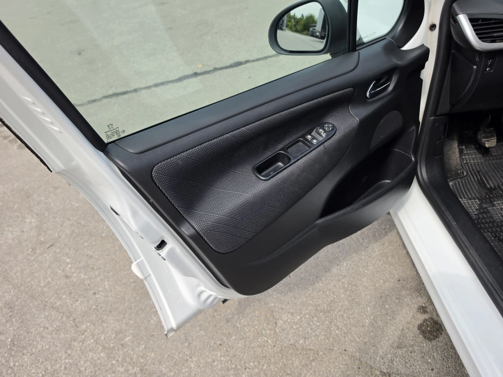 Peugeot 208 1.4/16/75kc, снимка 14 - Автомобили и джипове - 55653031