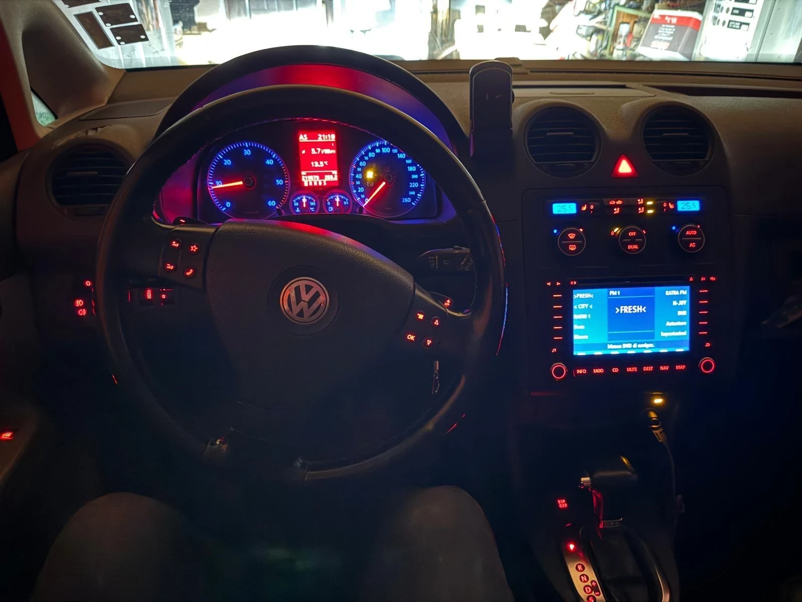 VW Caddy 1, 9 105 автомат кожа, снимка 9 - Автомобили и джипове - 55931913