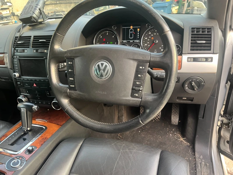 VW Touareg, снимка 16 - Автомобили и джипове - 52163469