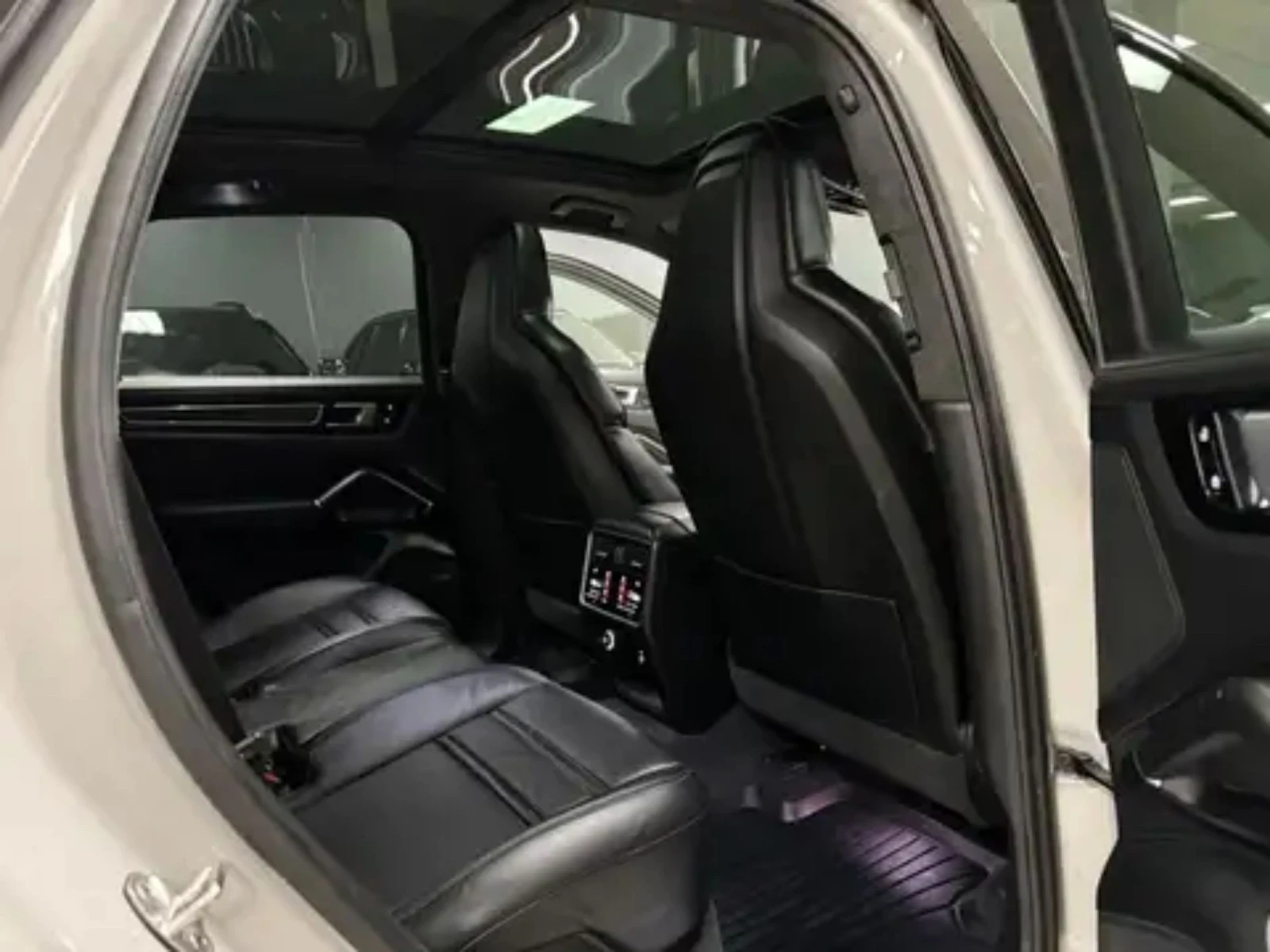 Porsche Cayenne GTS/2021/PANO/HUD/360/21'/SPORT CHRONO, снимка 13 - Автомобили и джипове - 53724868