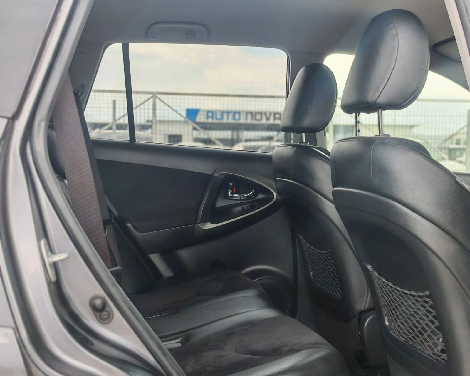 Toyota Rav4 2.2 150 К.С. ДИЗЕЛ!АВТОМАТ!4Х4!126 000 КМ! , снимка 13 - Автомобили и джипове - 54528422
