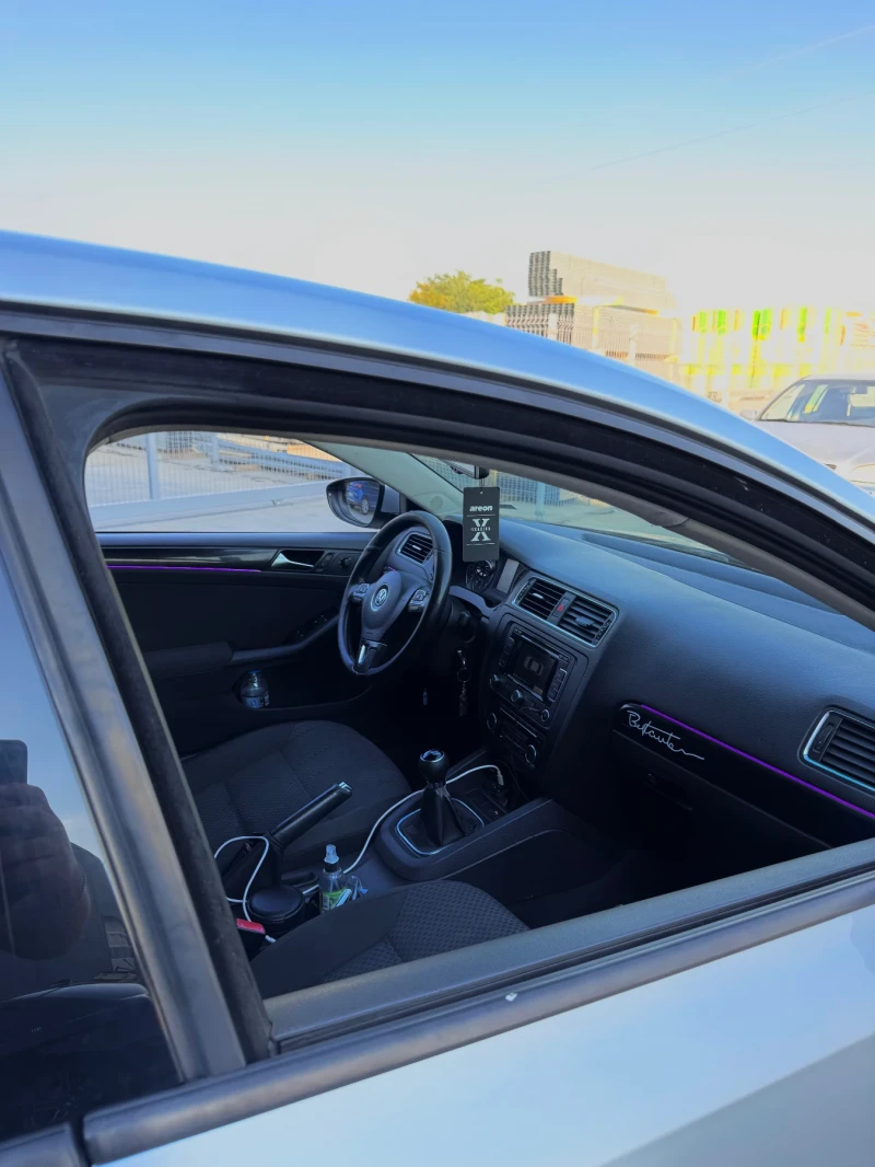 VW Jetta, снимка 8 - Автомобили и джипове - 52429593