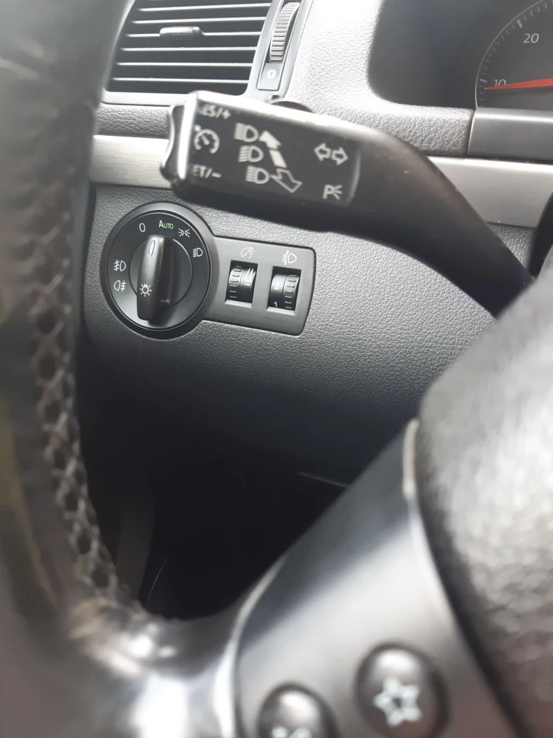 VW Touran, снимка 11 - Автомобили и джипове - 52606420