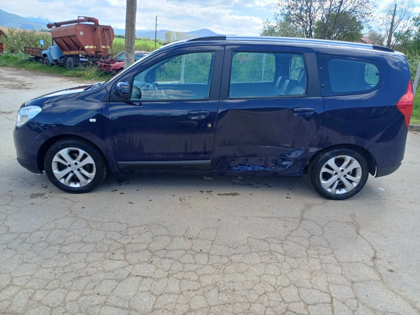 Dacia Lodgy 1.5 DCI, снимка 3 - Автомобили и джипове - 54314012