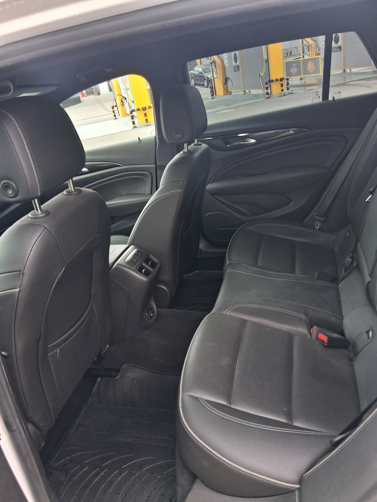Opel Insignia 2.0 sports tourer 170 кс, снимка 10 - Автомобили и джипове - 54738159