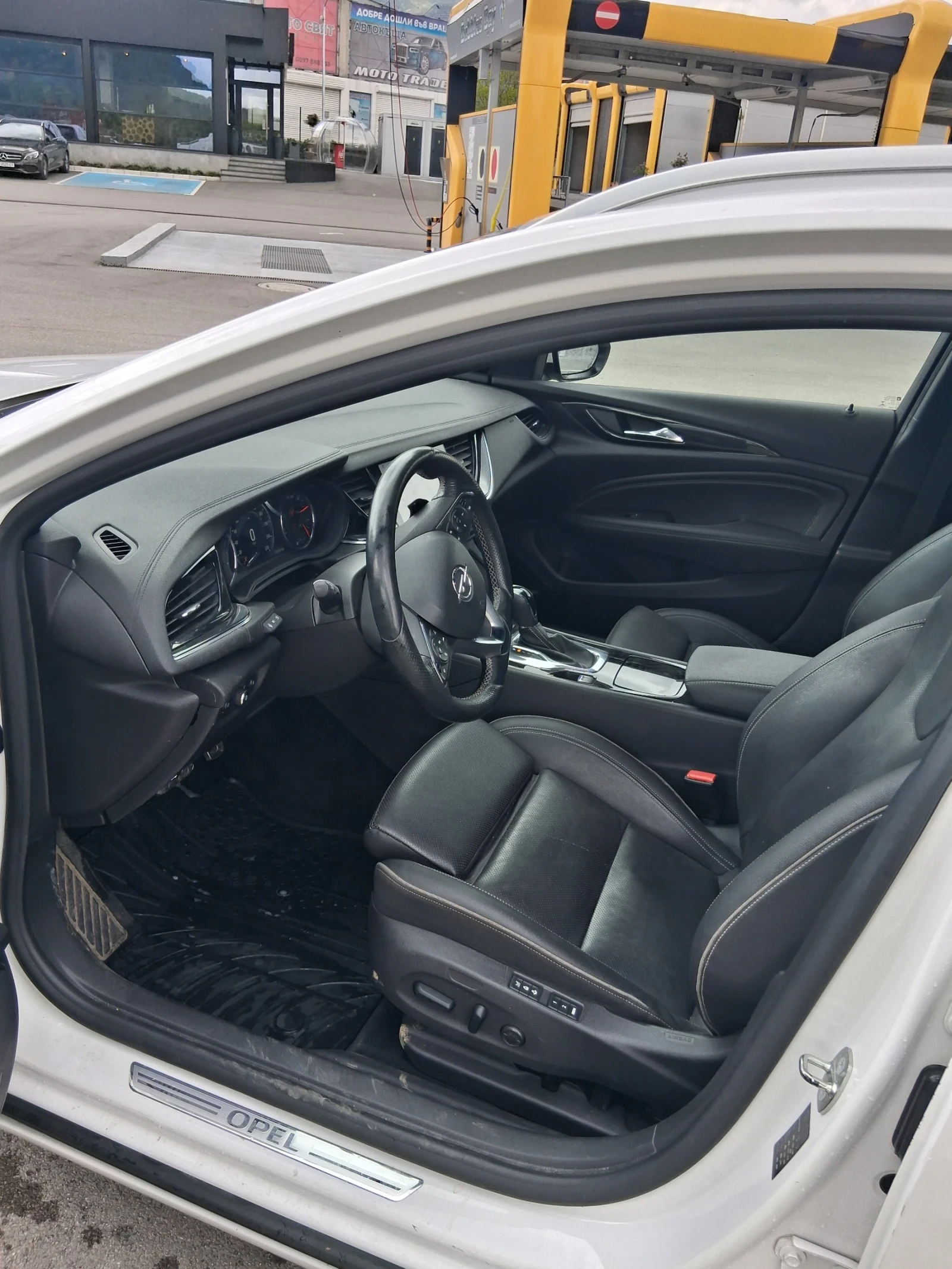 Opel Insignia 2.0 sports tourer 170 кс, снимка 6 - Автомобили и джипове - 54738159