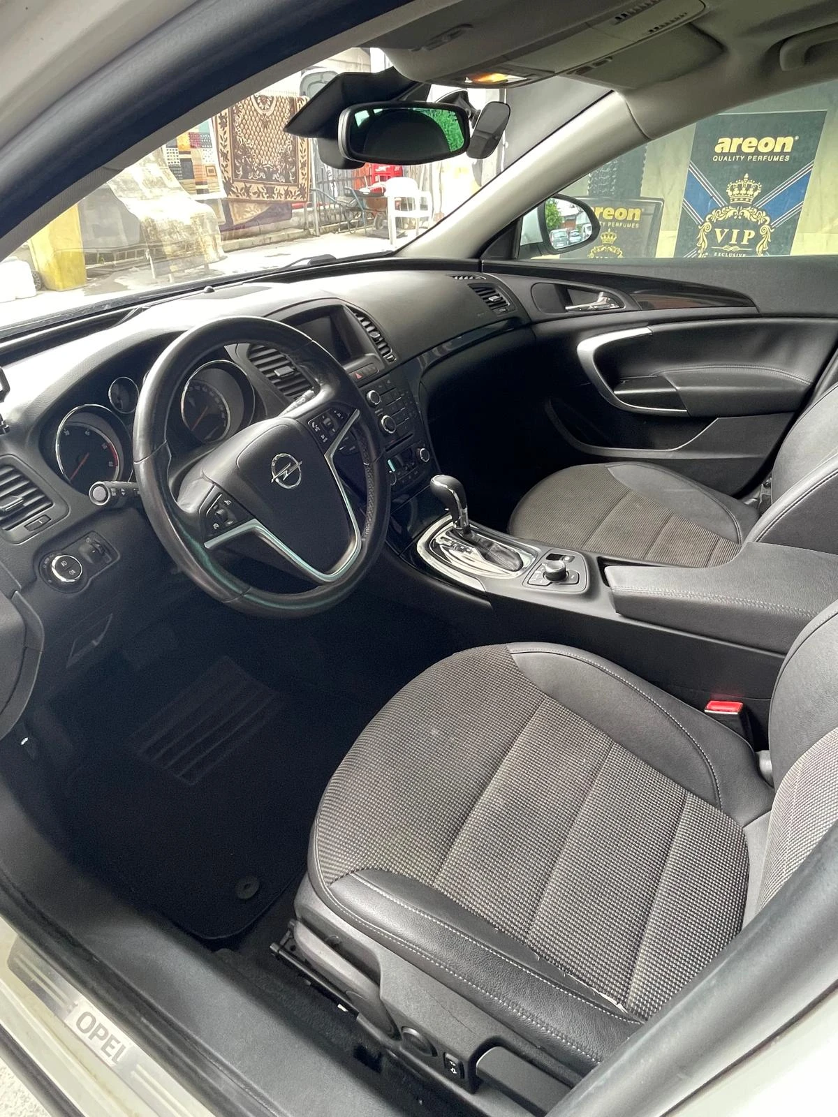 Opel Insignia 2.0 CDTI  Автомат комби, снимка 6 - Автомобили и джипове - 56211566