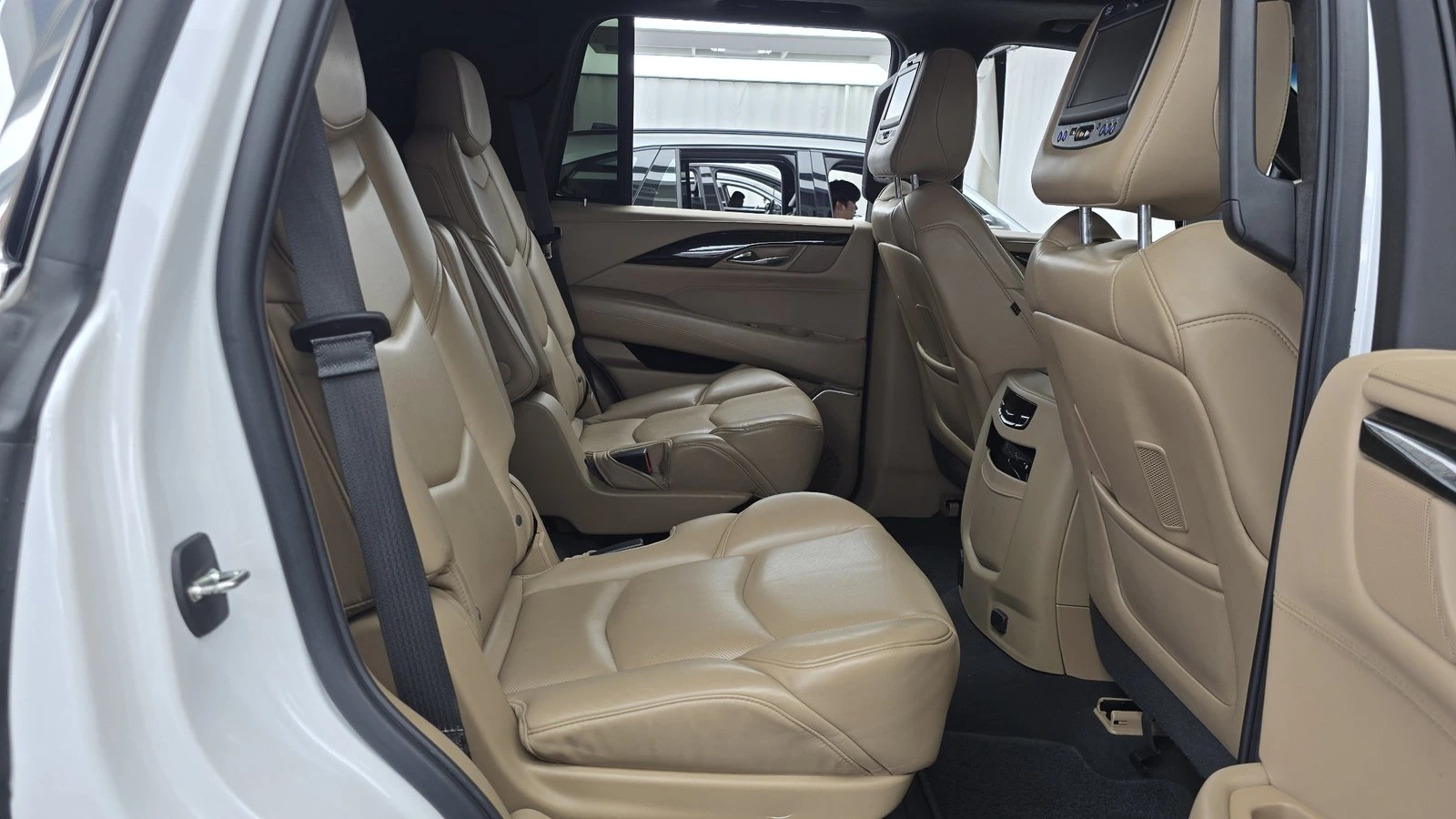 Cadillac Escalade 6.2* ЛЮК* МАСАЖ* HUD* 360* ПОДГРЕВ ВОЛАН* КРАЙНА Ц, снимка 10 - Автомобили и джипове - 55367064