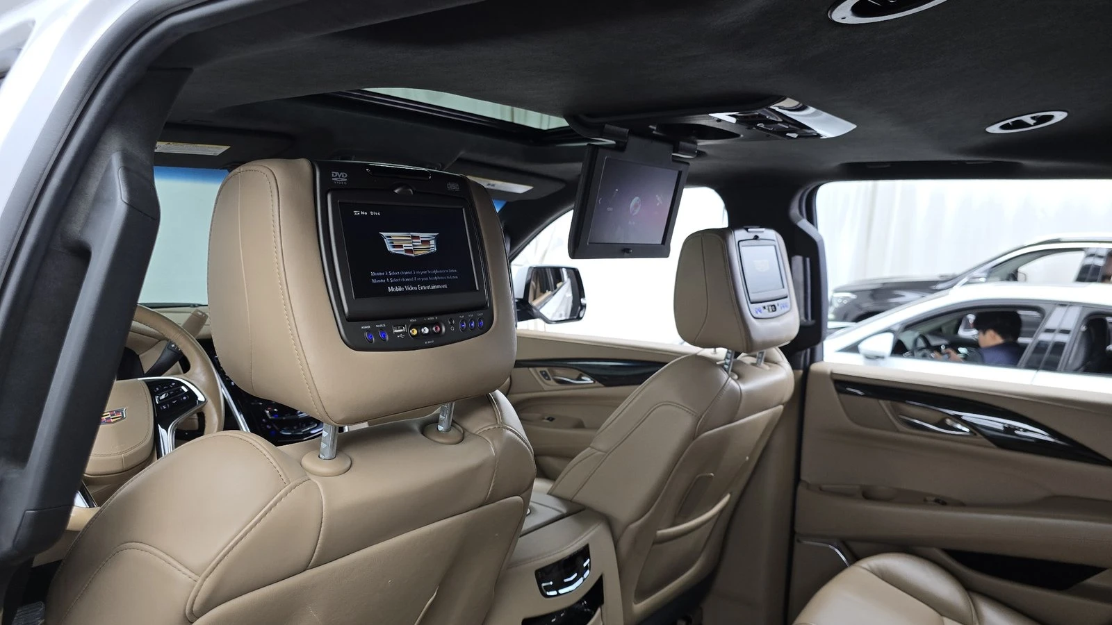Cadillac Escalade 6.2* ЛЮК* МАСАЖ* HUD* 360* ПОДГРЕВ ВОЛАН* КРАЙНА Ц, снимка 9 - Автомобили и джипове - 55367064