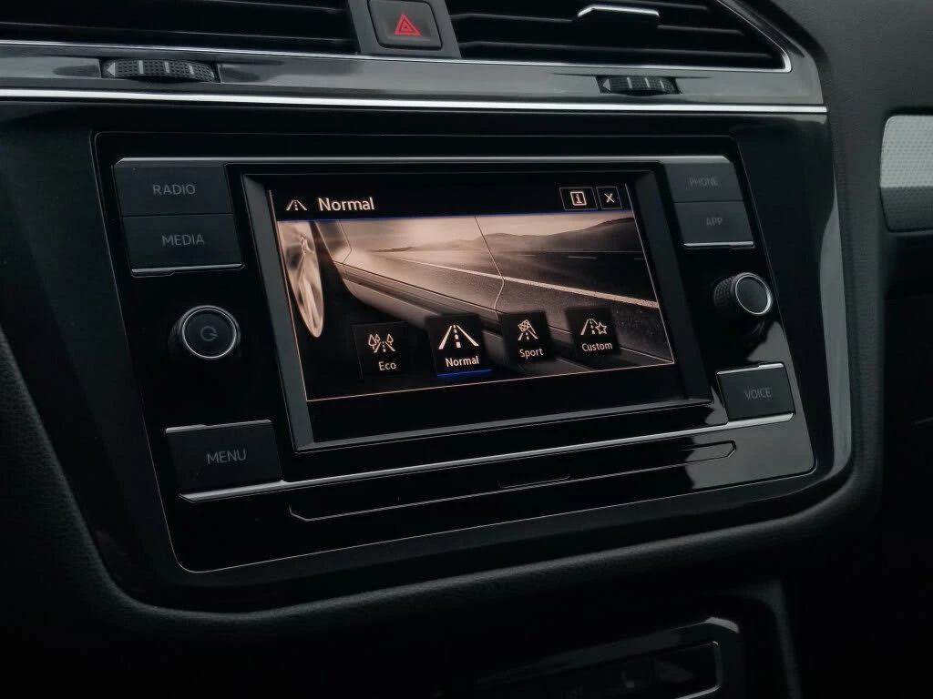 VW Tiguan 4Motion 2.0TSI * ПОДГРЕВ * КАМЕРА * ПАРКТРОНИК, снимка 12 - Автомобили и джипове - 55622990