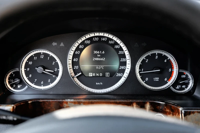 Mercedes-Benz E 220 ELEGANT , снимка 9 - Автомобили и джипове - 53263144